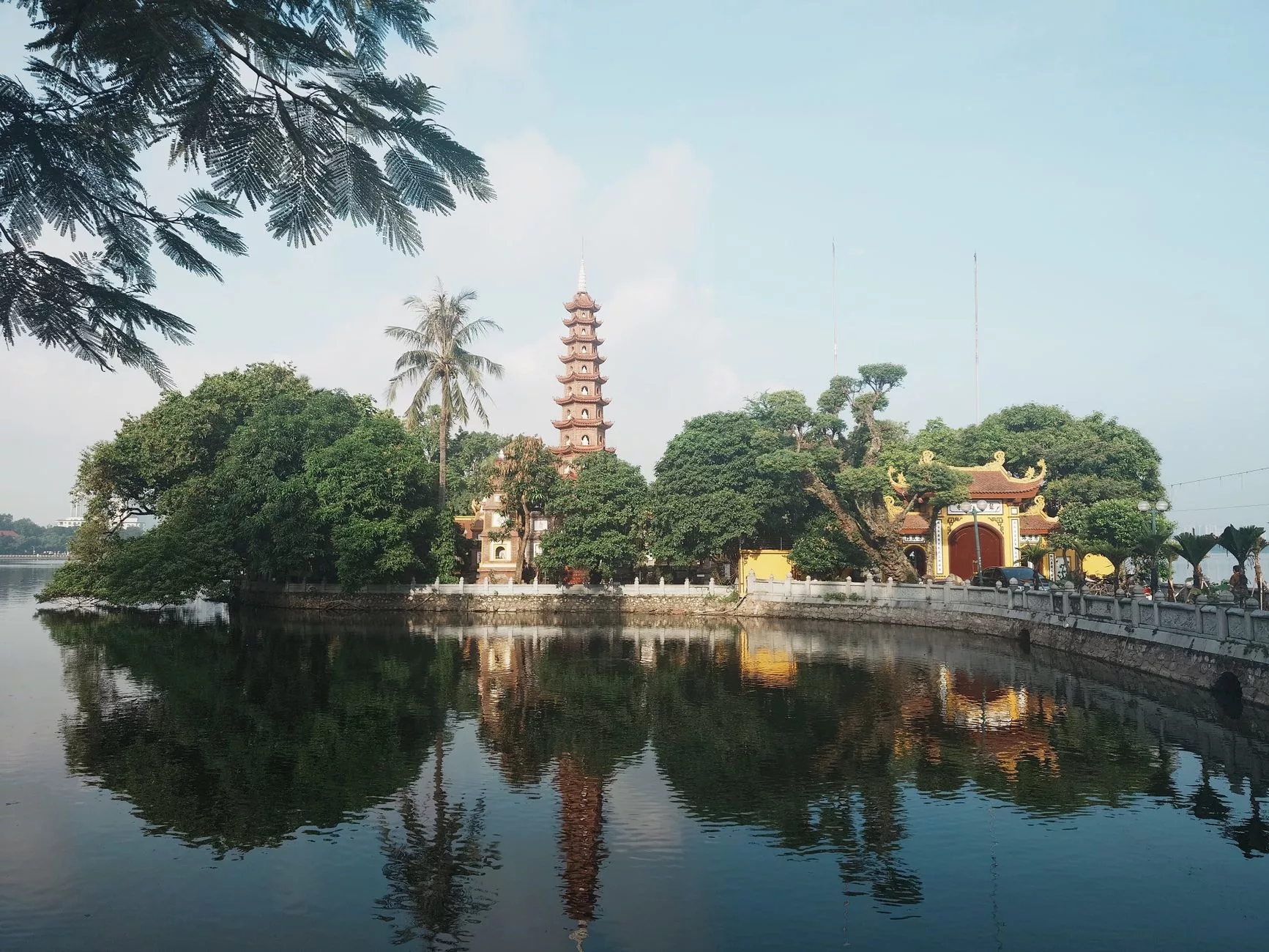 Hanoi Tran Quoc Pagodası sahil manzarası
