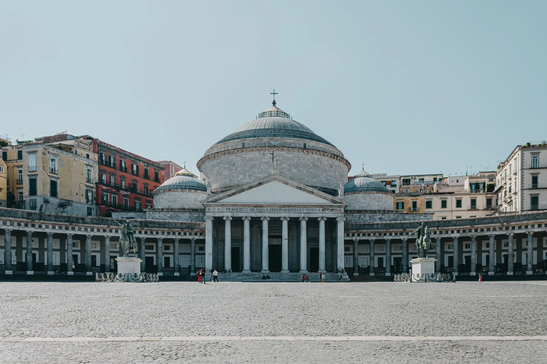 Napoli Piazza Bellini meydanı
