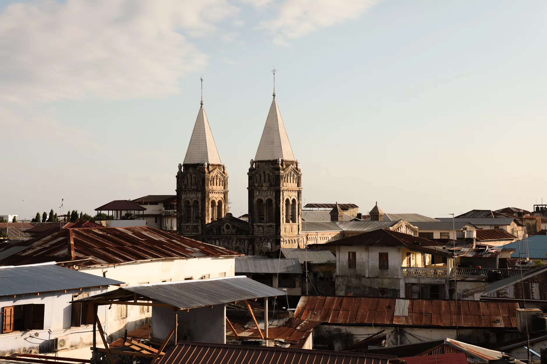 Stone Town daracık sokakları ve ahşap oymalı ağır kapılar