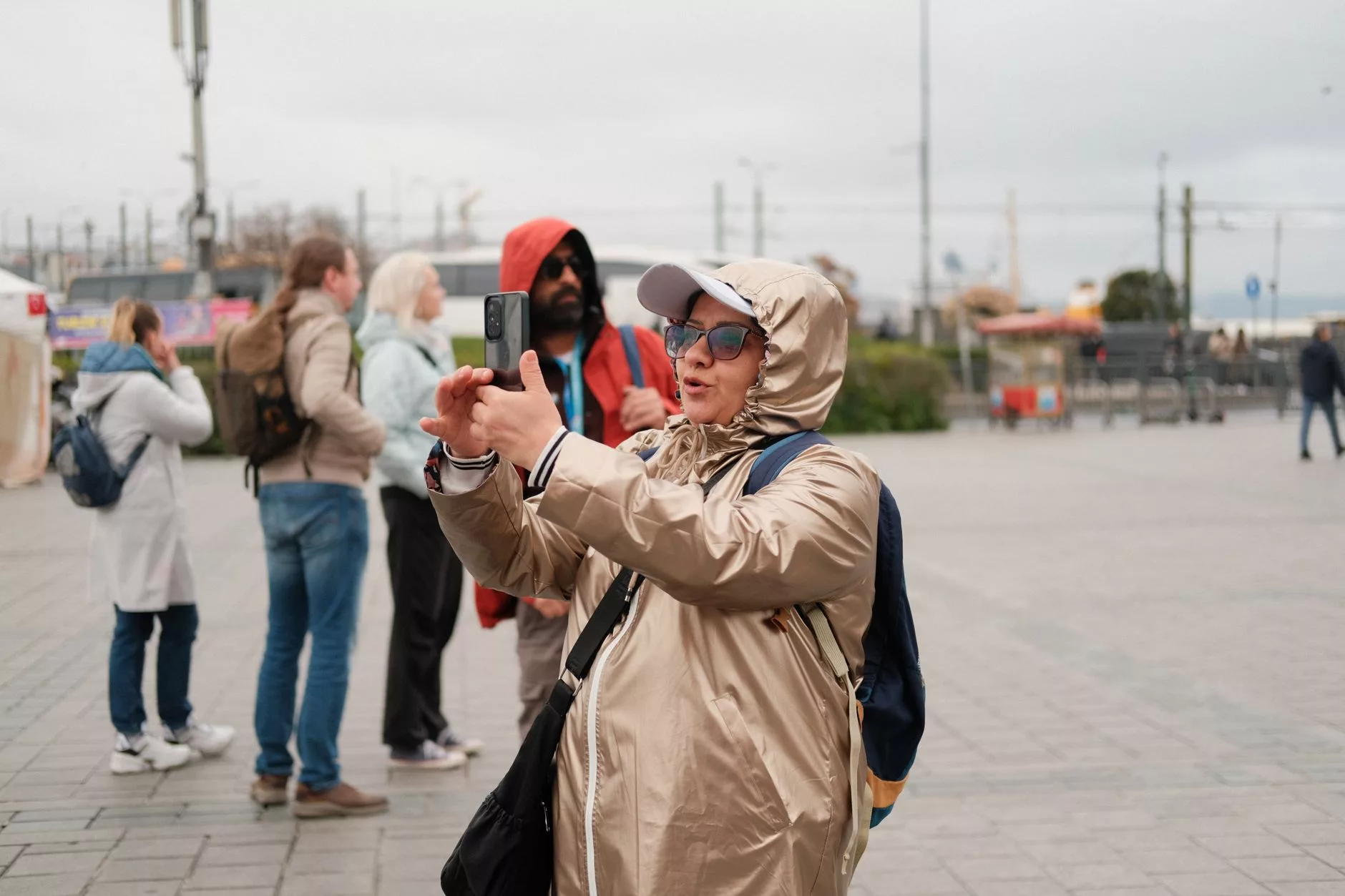 telefonla çekim yapan turist