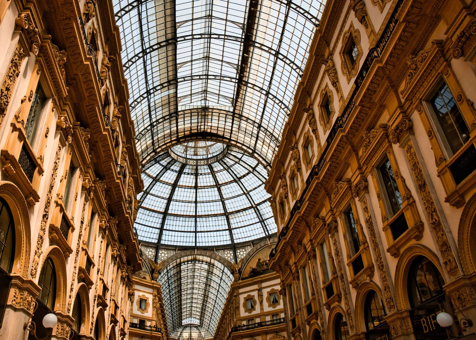 Milano + alışveriş caddesinde ünlü bir butiğin vitrini