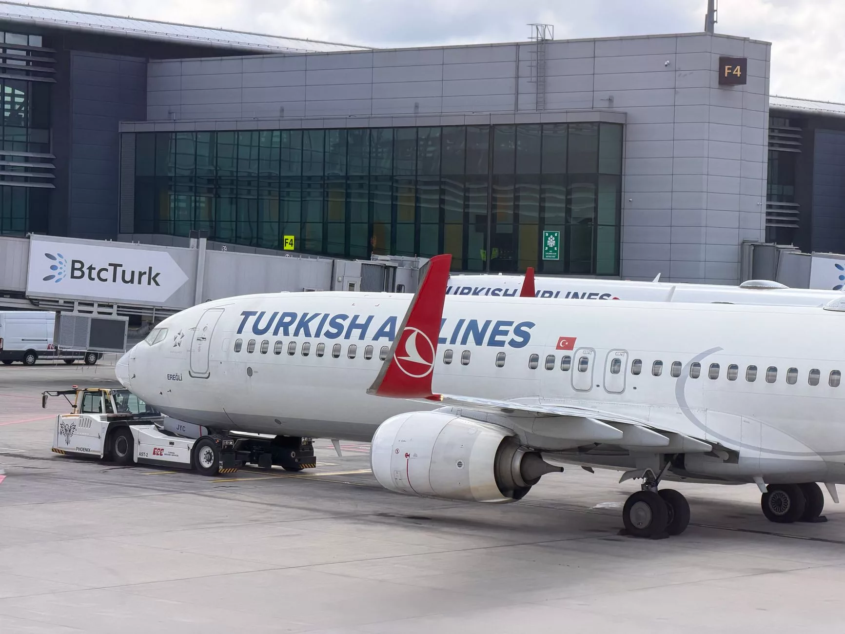 İstanbul Havalimanı kalkış ekranı ve Atina uçağına biniş kapısı
