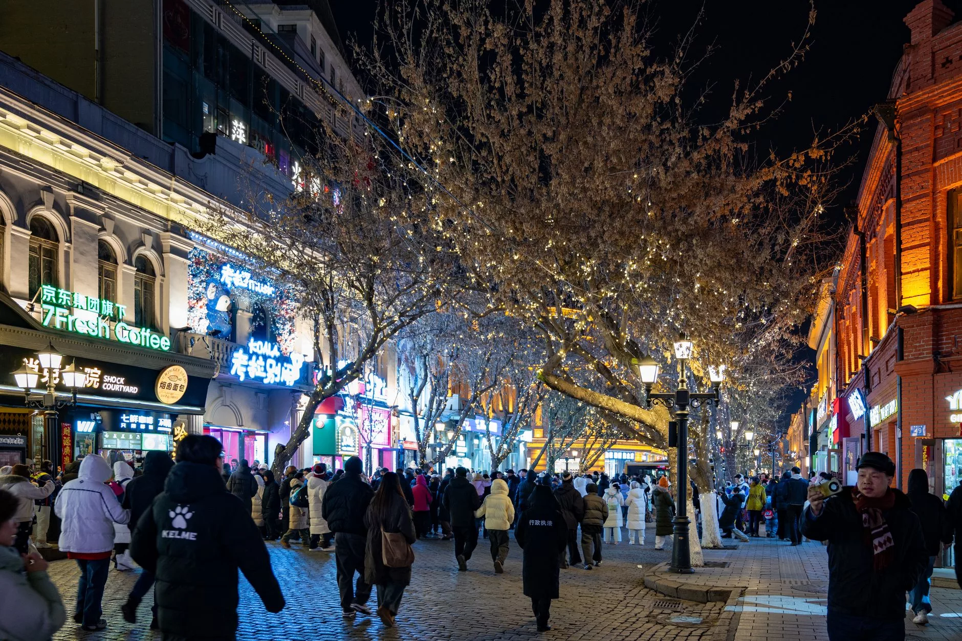 Wangfujing Caddesi akşam ışıklandırması