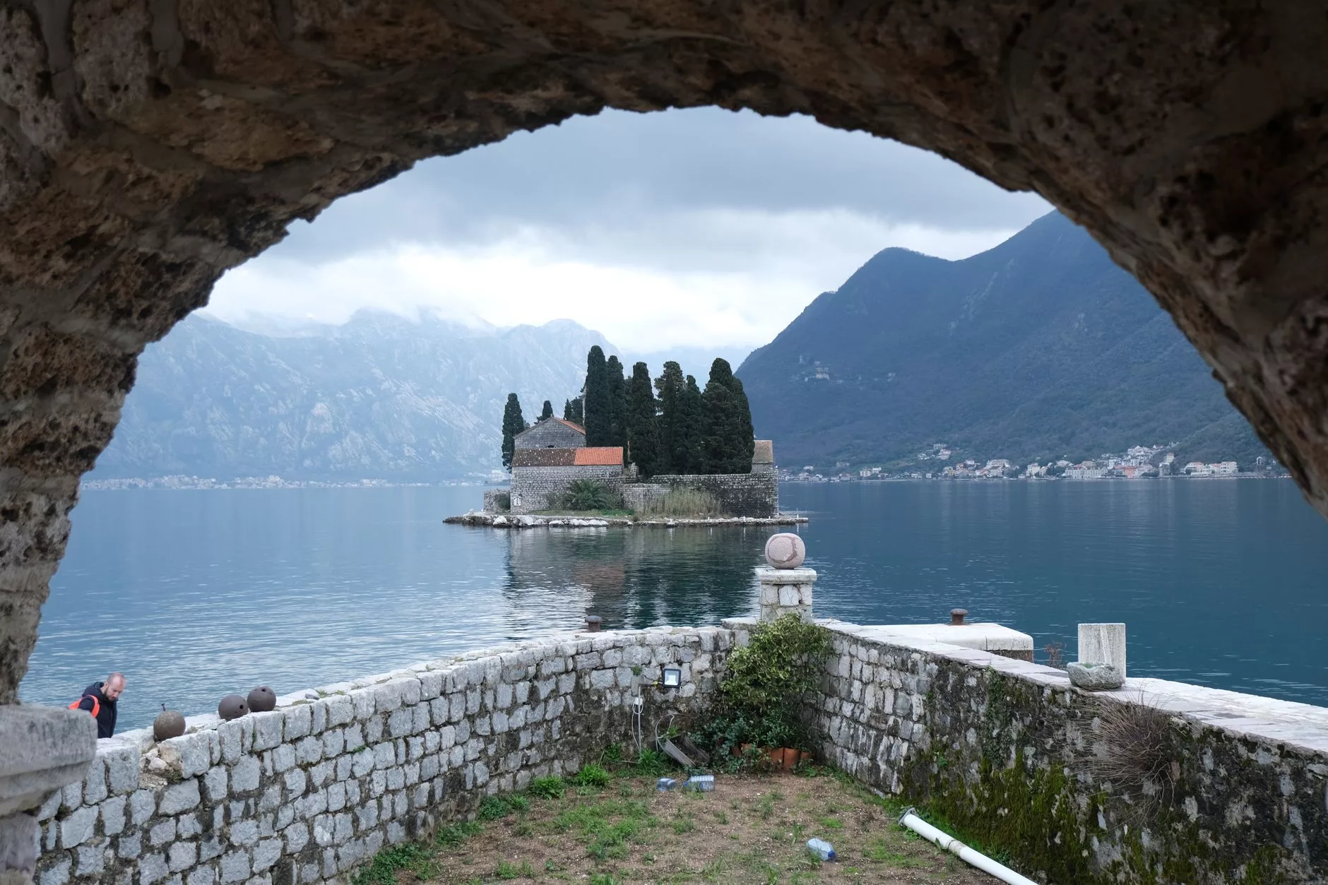 Kotor surları ve körfez manzarası
