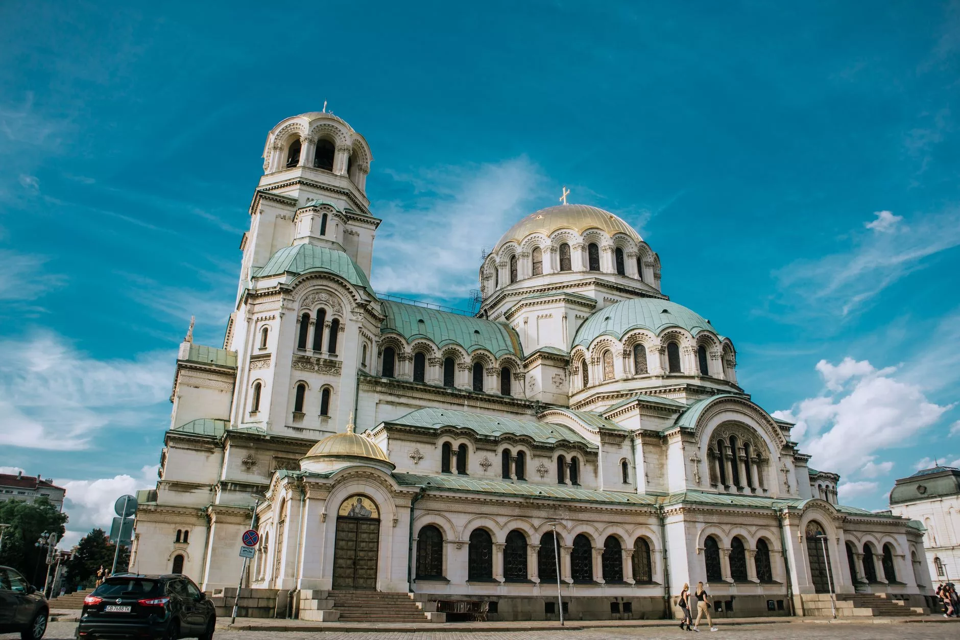 Sofya Alexander Nevsky Katedrali ve arkasındaki karlı dağ silüeti