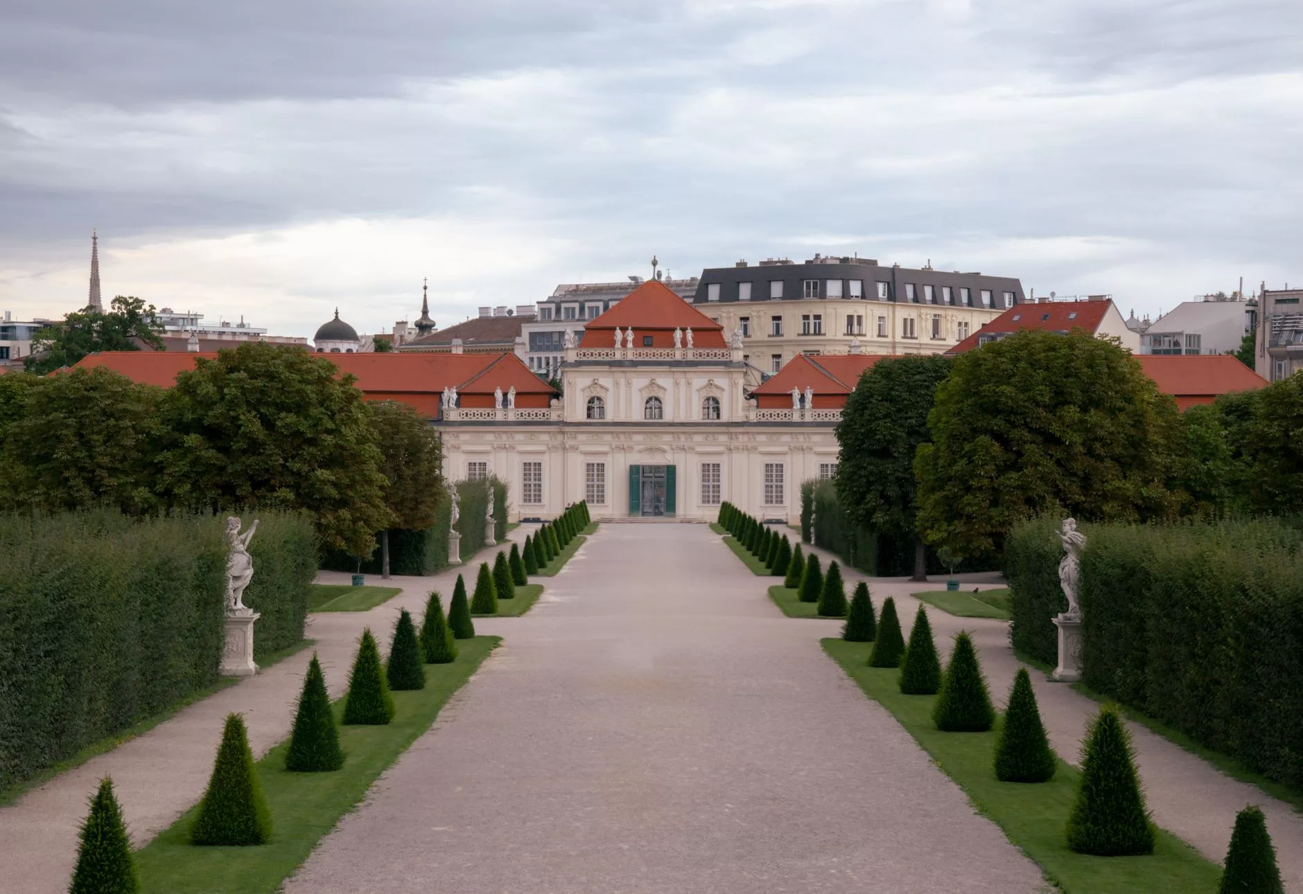 Viyana Schonnbrunn Sarayı bahçesinden genel görünüm ve Tuna Nehri kıyısı