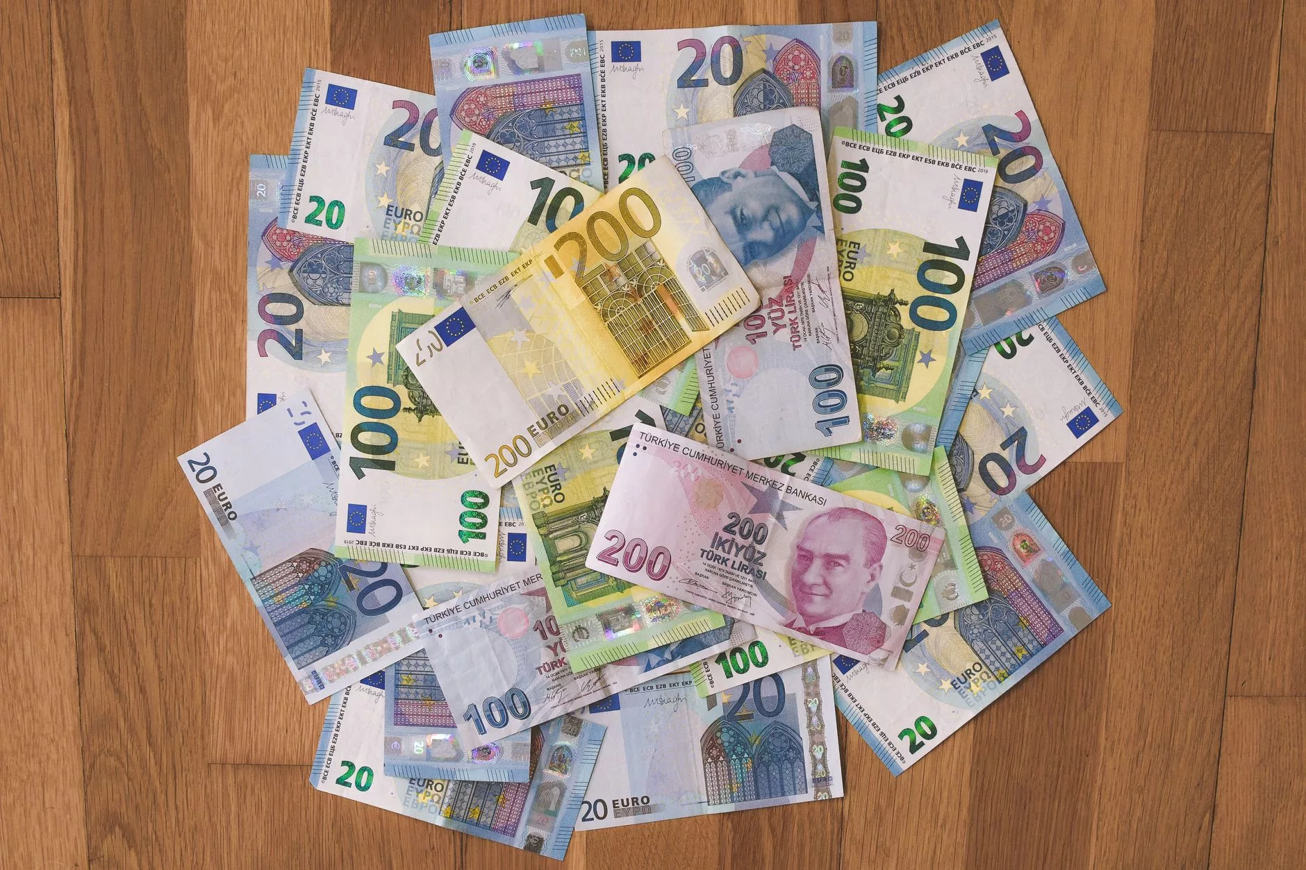 Viyana'da geleneksel bir kafede mermer masa üzerinde Euro banknotları ve Melange kahvesi