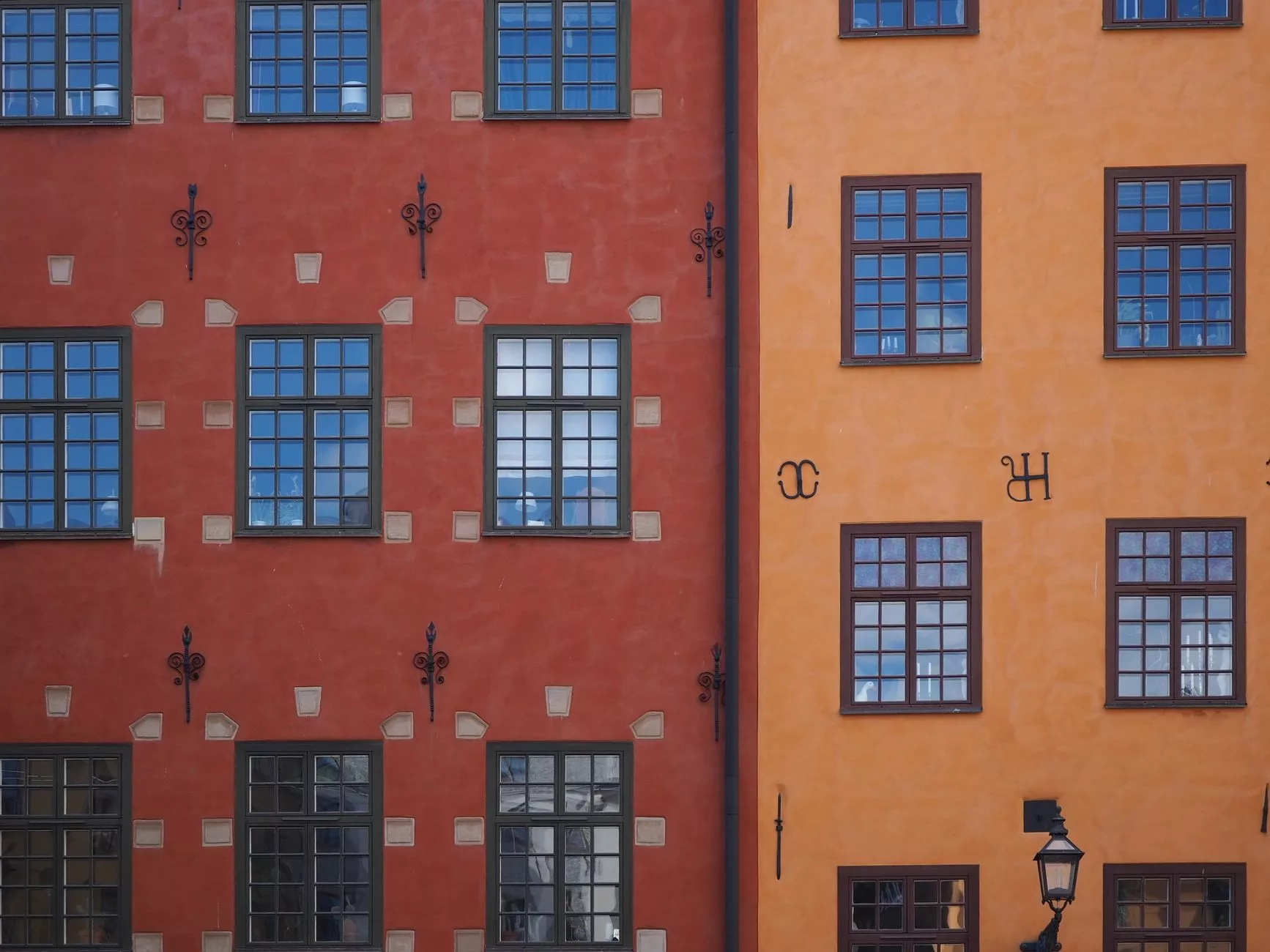 Stockholm + Gamla Stan tarihi sokakları ve renkli binaları