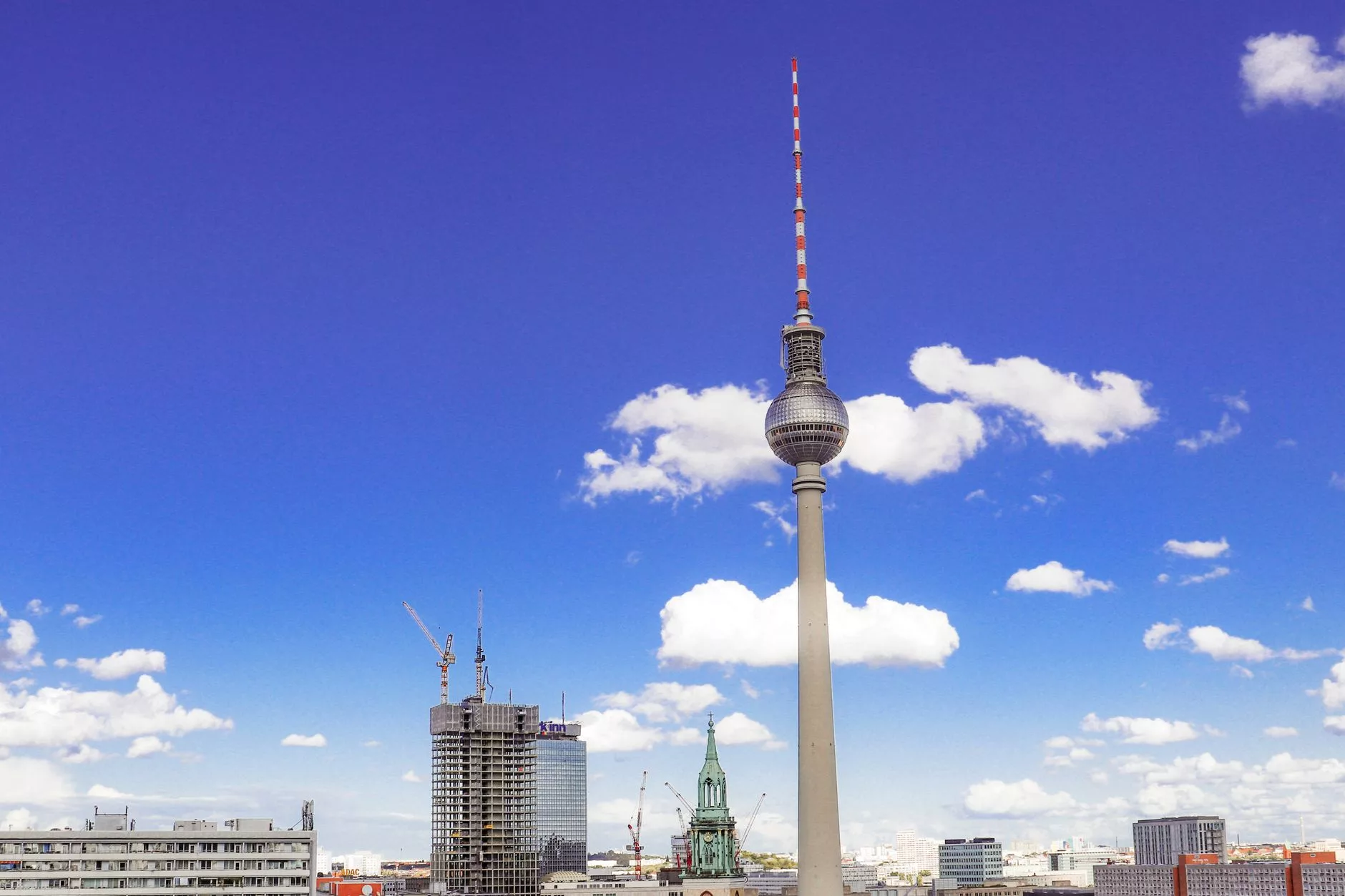Berlin + Fernsehturm ve Alexanderplatz meydanı