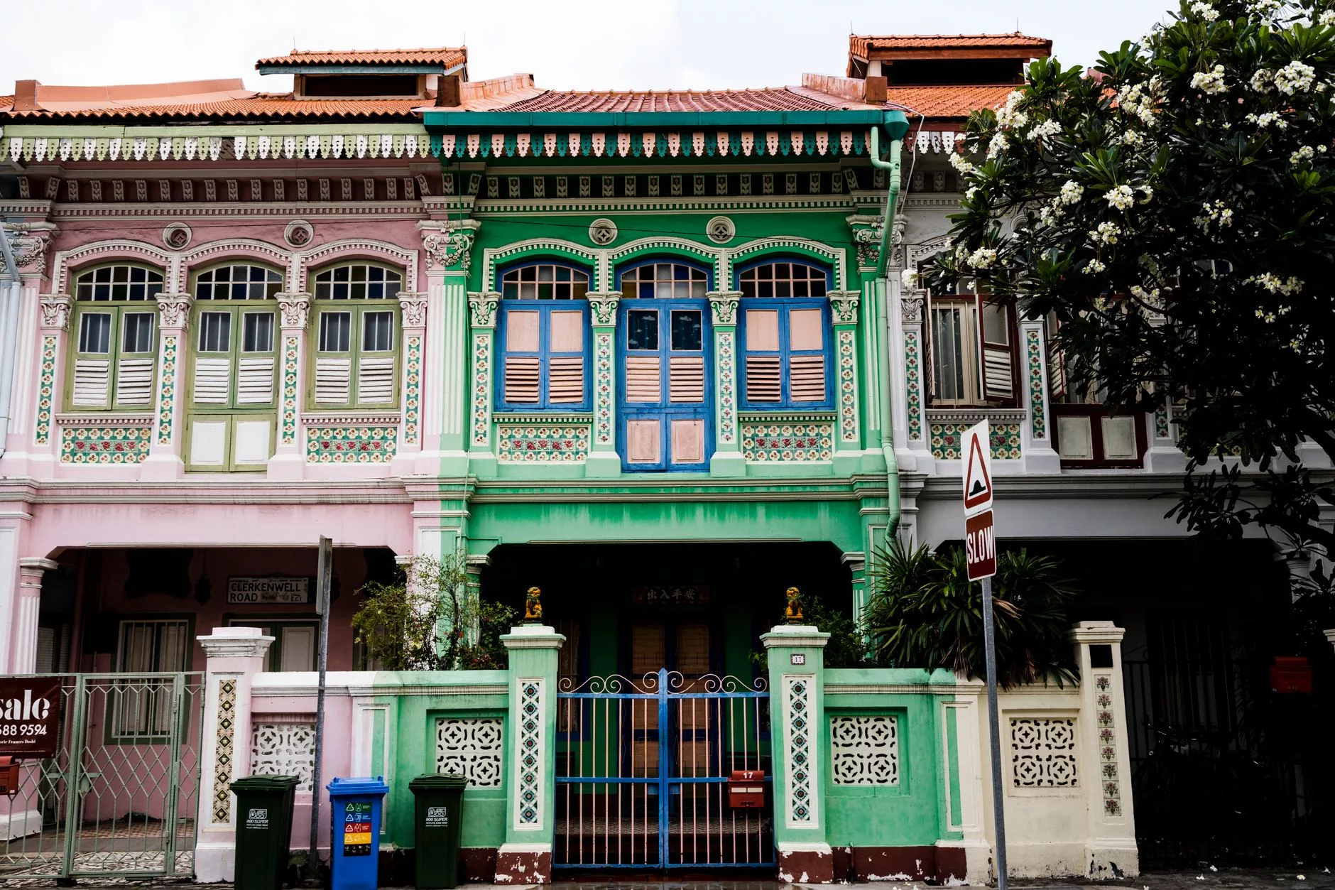 Singapur Peranakan Müzesi geleneksel süslemeli kapısı