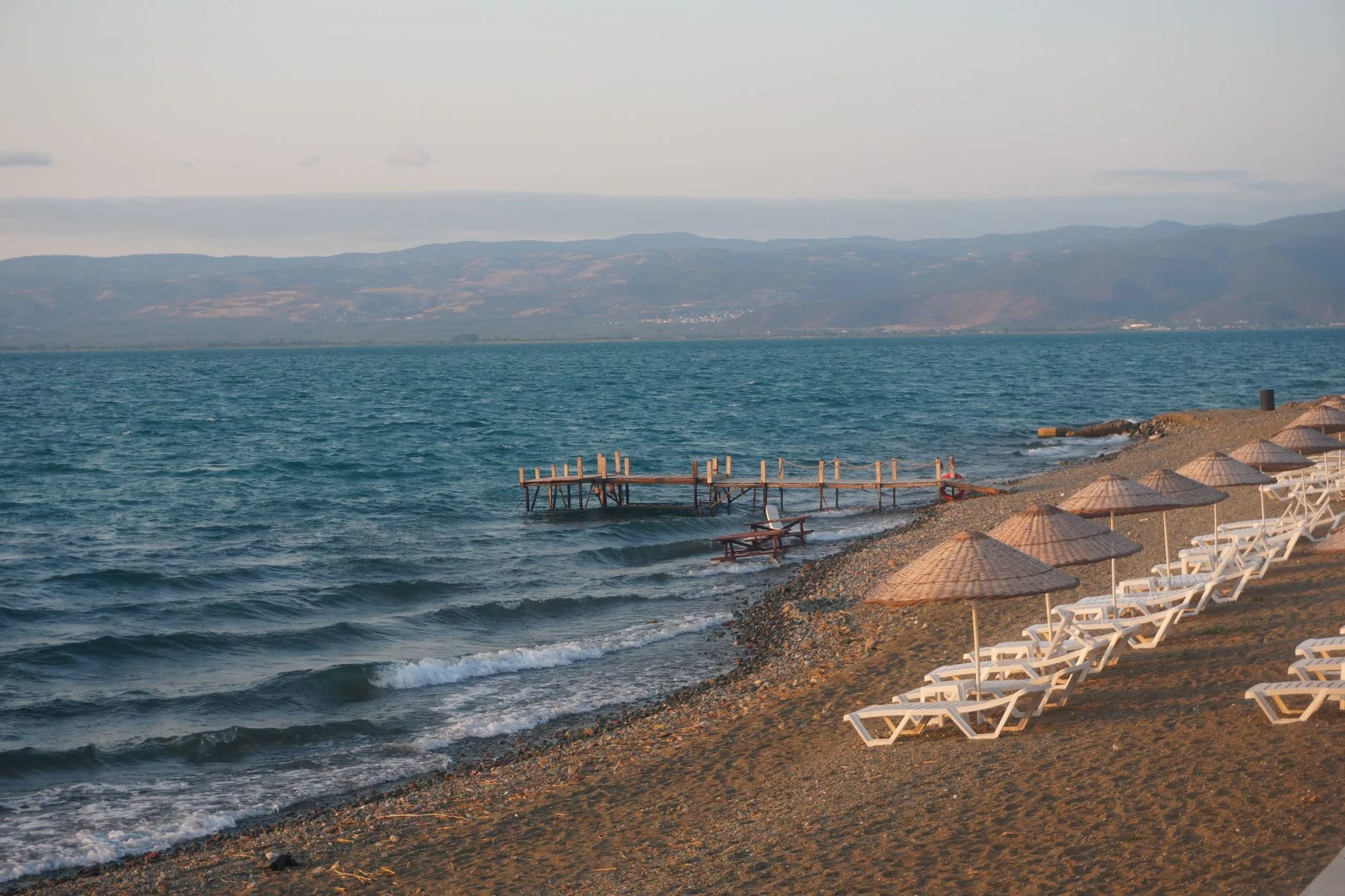 Sahil kenarında erken rezervasyon planı yapan bir gezginin masası