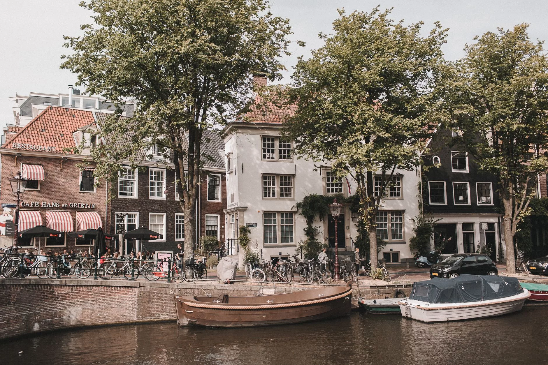 Amsterdam'da bir kanal ve bisikletler