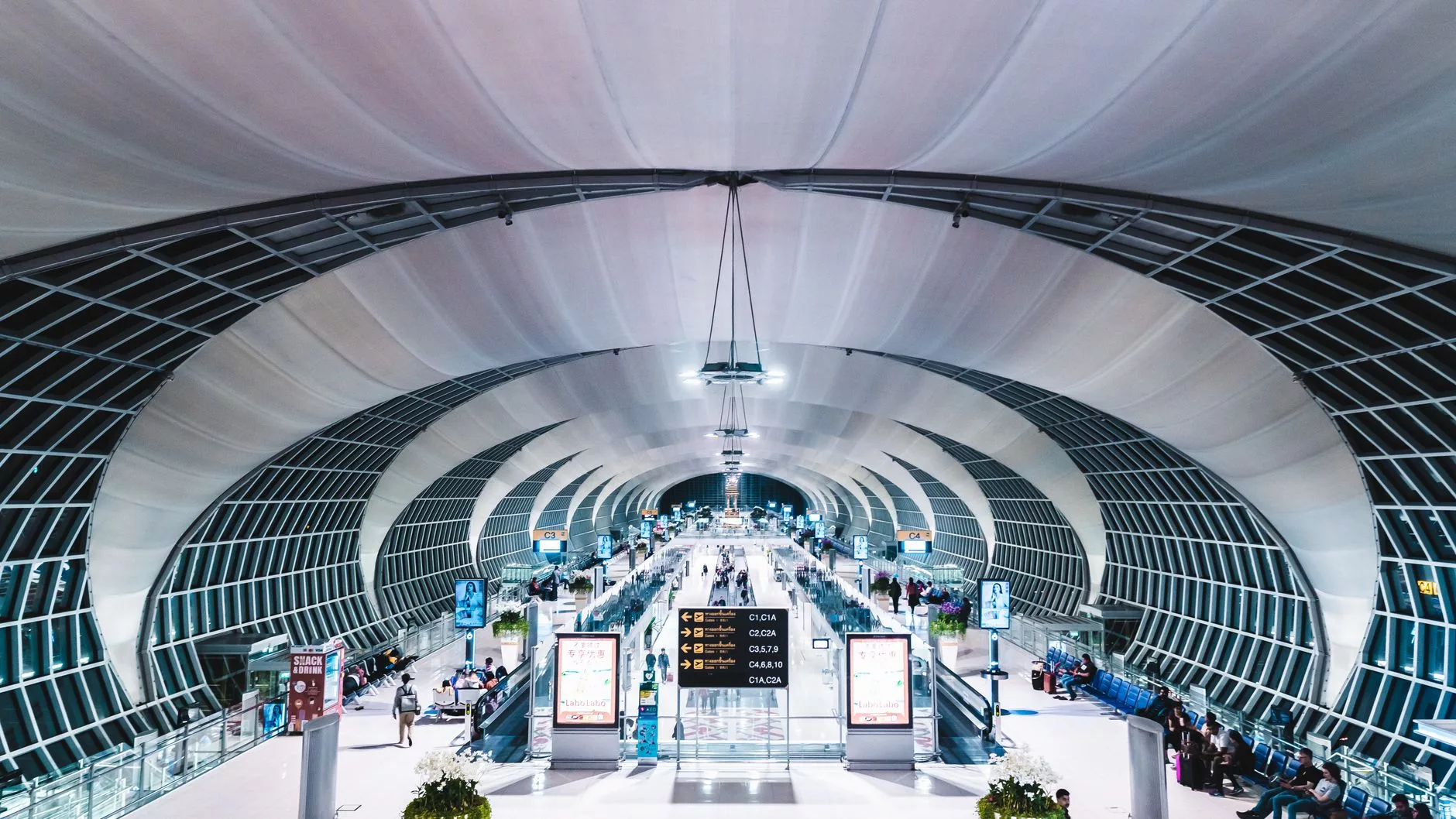 Suvarnabhumi Havalimanı tren istasyonunda bekleyen gezginler