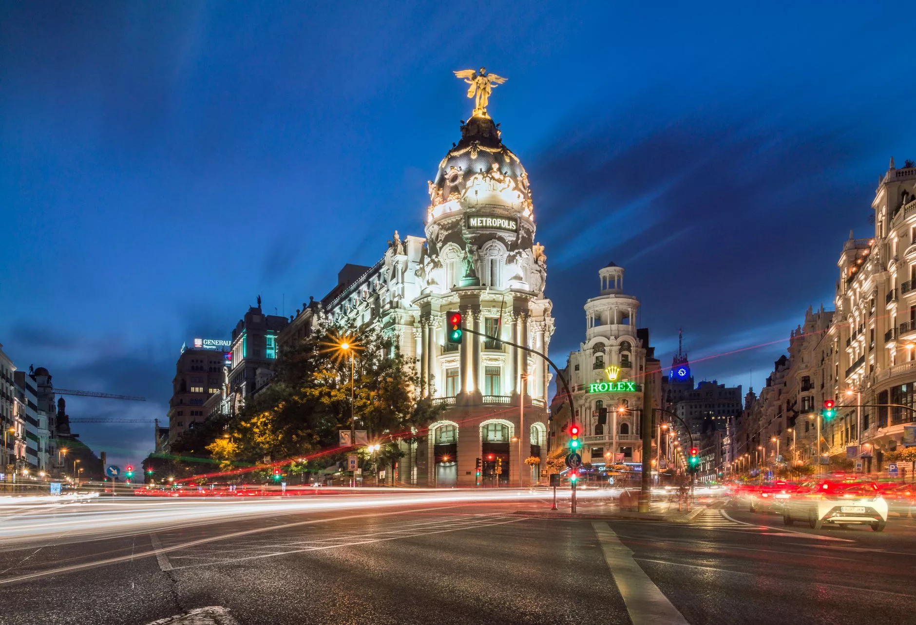 Madrid, Gran Via üzerindeki tarihi binalar ve hareketli akşam trafiği