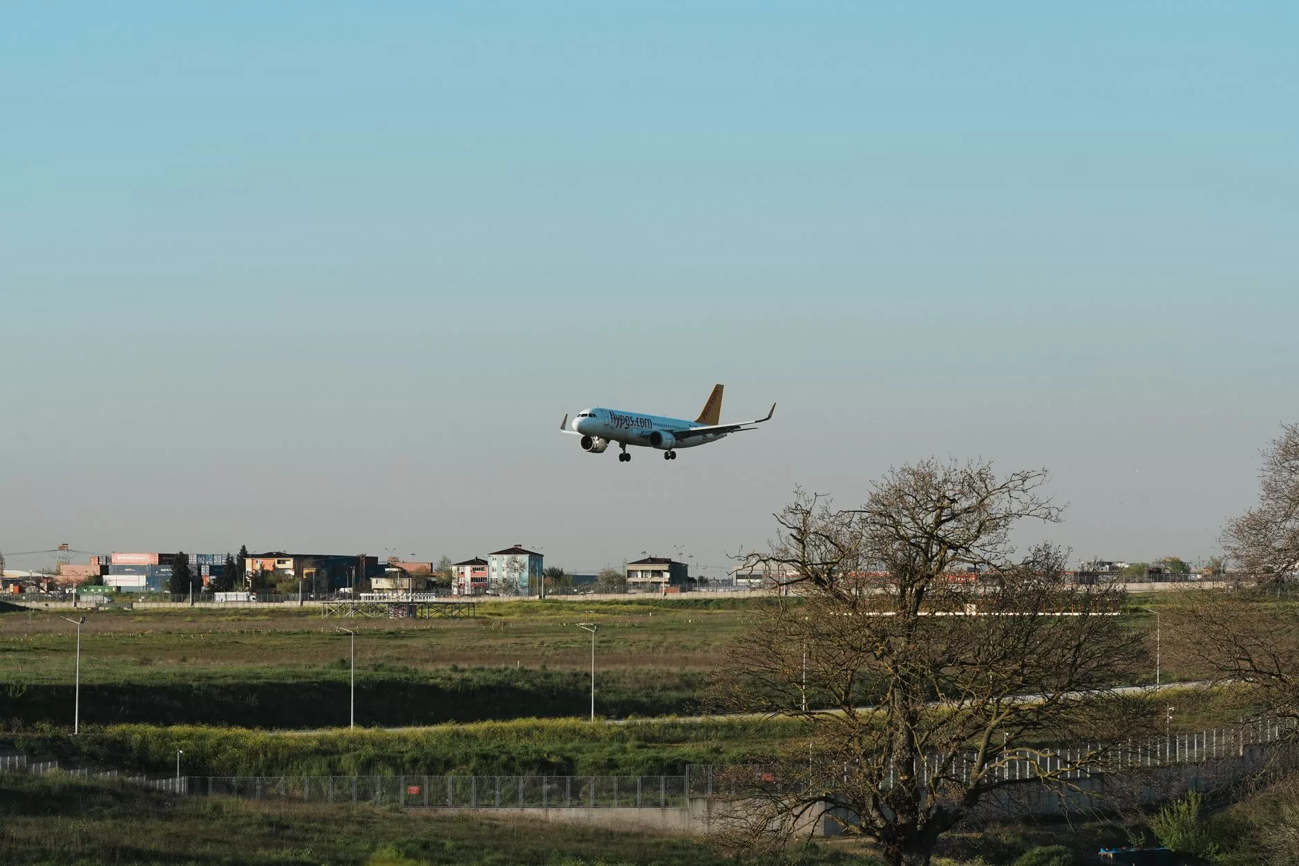 Roma Fiumicino havalimanı iniş pisti ve yaklaşan uçak