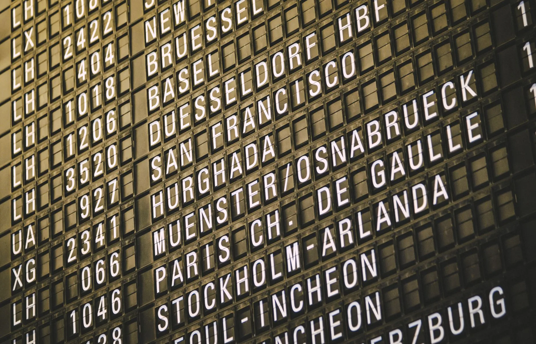airport departure board schedule