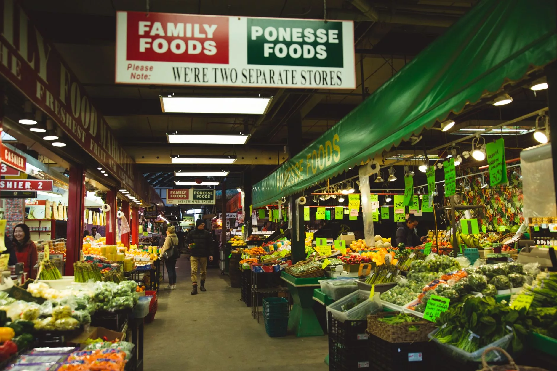 Granville Island Public Market taze ürün reyonları