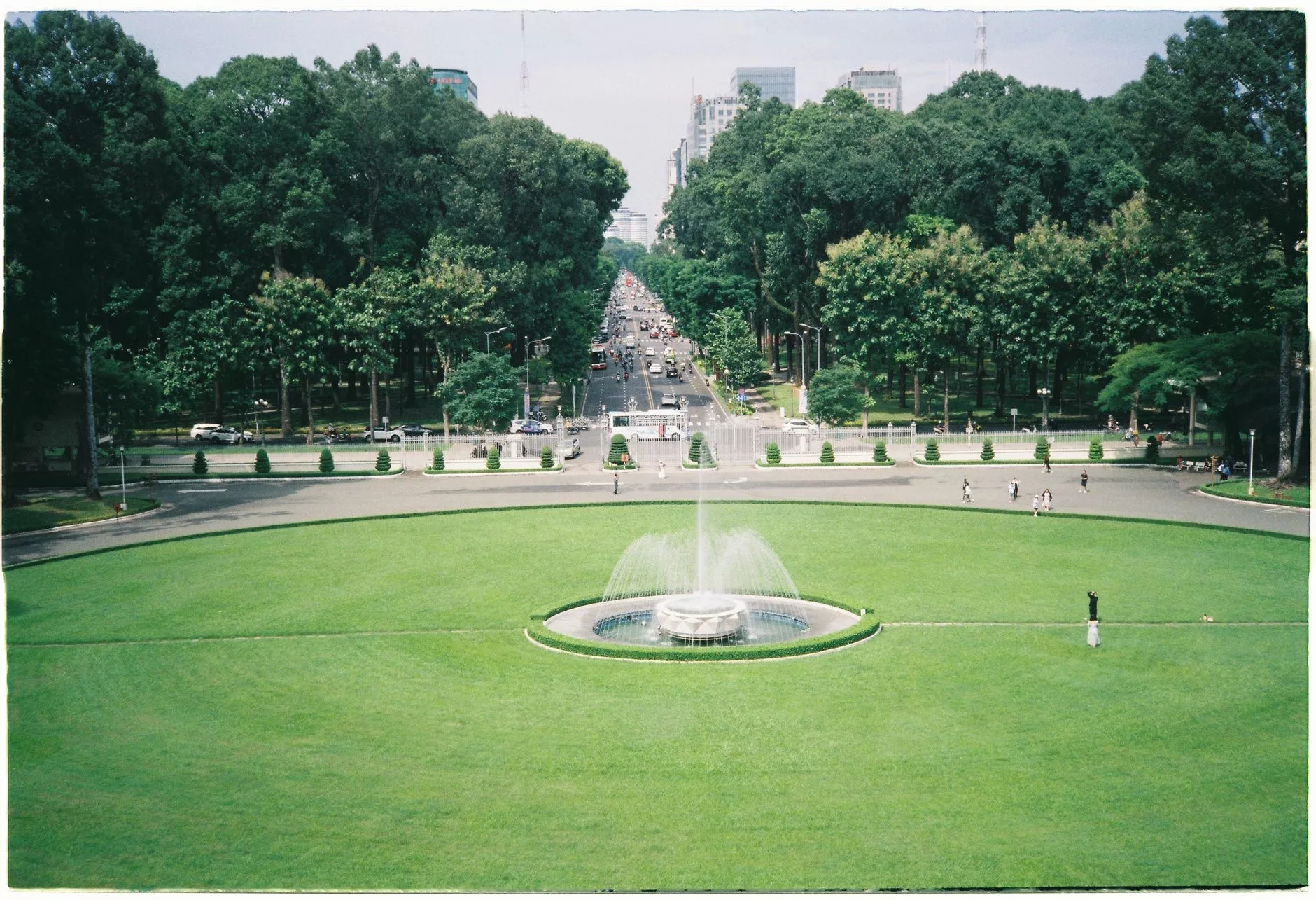 Ho Chi Minh + Independence Palace bahçesi