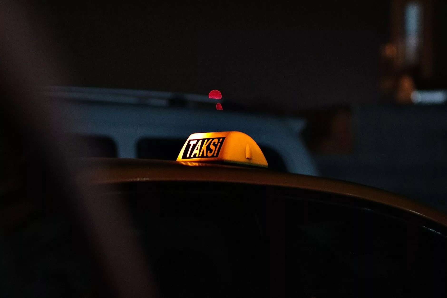 Uçuş Öncesi Yapılması Gereken 10 Şey + havalimanına gitmek için taksi bekleyen bir gezgin