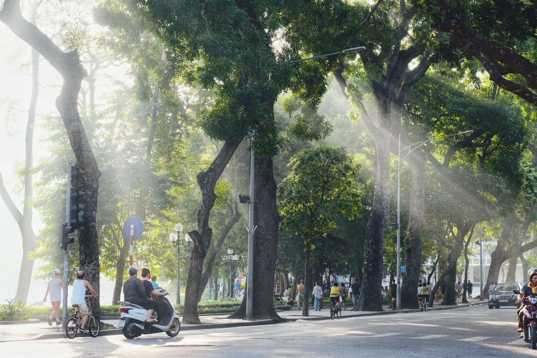 Hanoi Hoan Kiem Gölü çevresindeki motosiklet trafiği