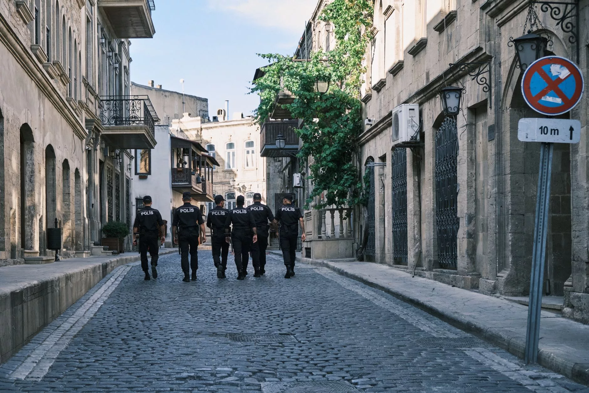 Şehrin kalabalık caddesinde elinde harita olan bir gezgin