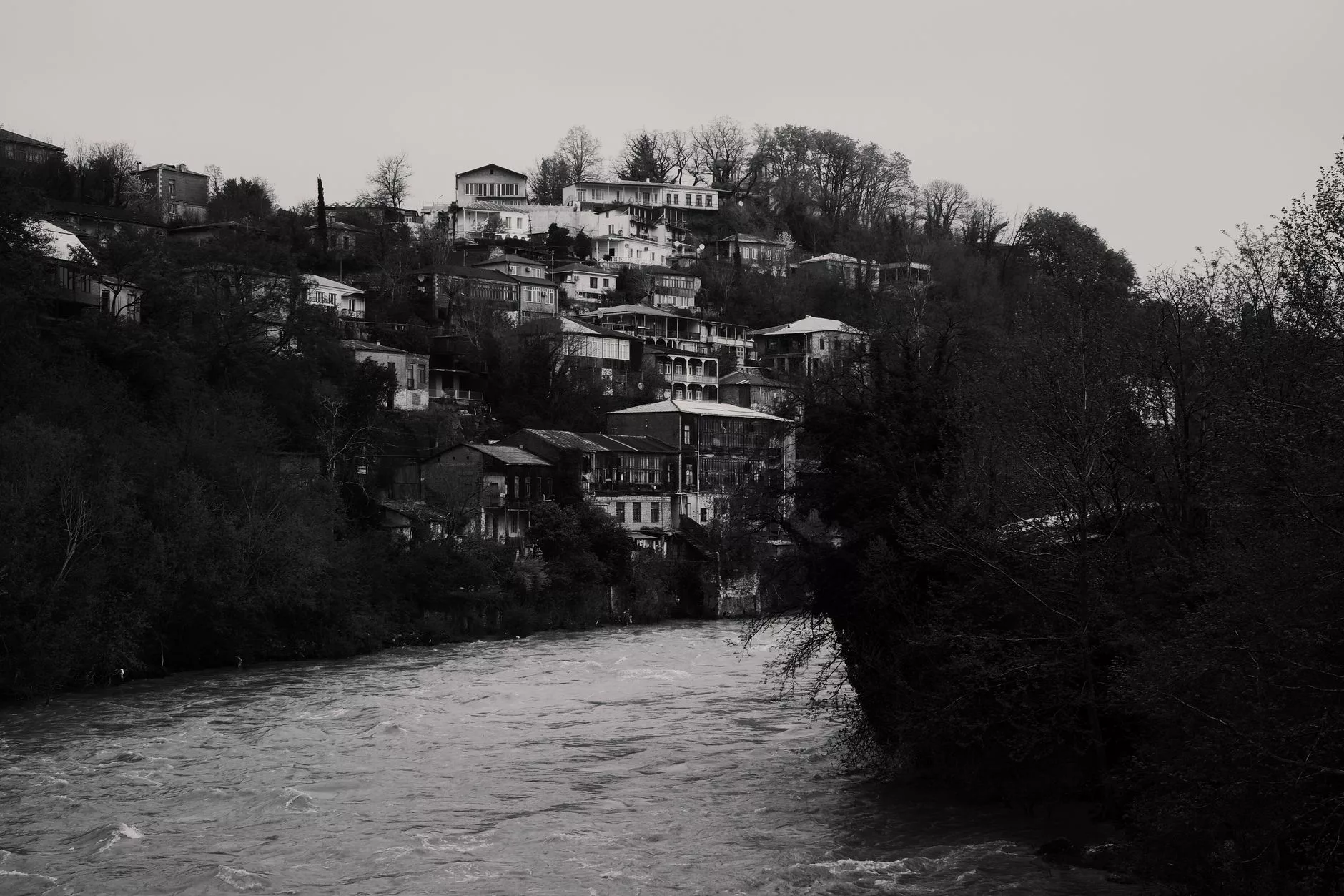 Kutaisi + Rioni nehri ve eski şehir manzarası