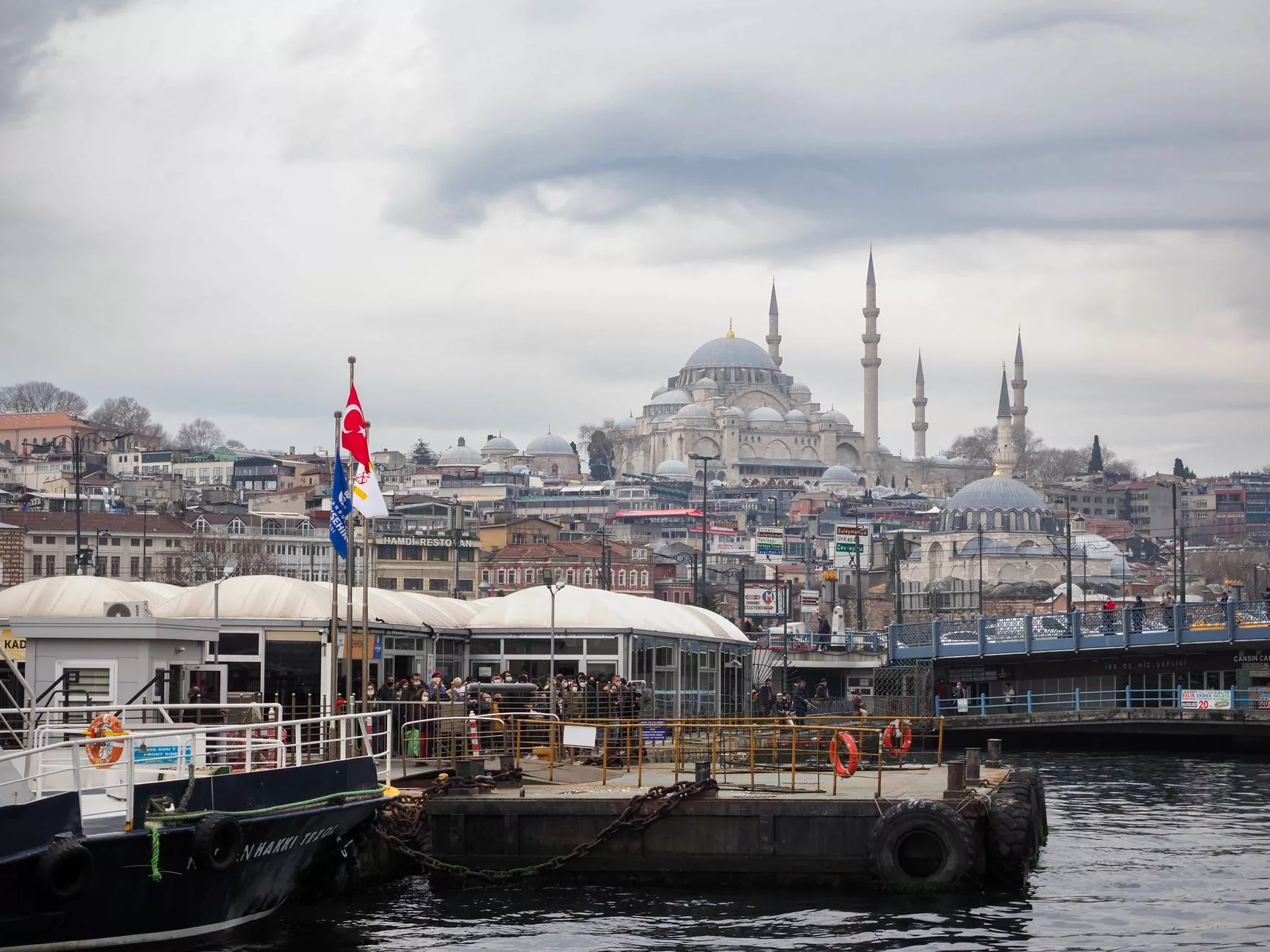 Tren penceresinden görünen Avrupa manzarası