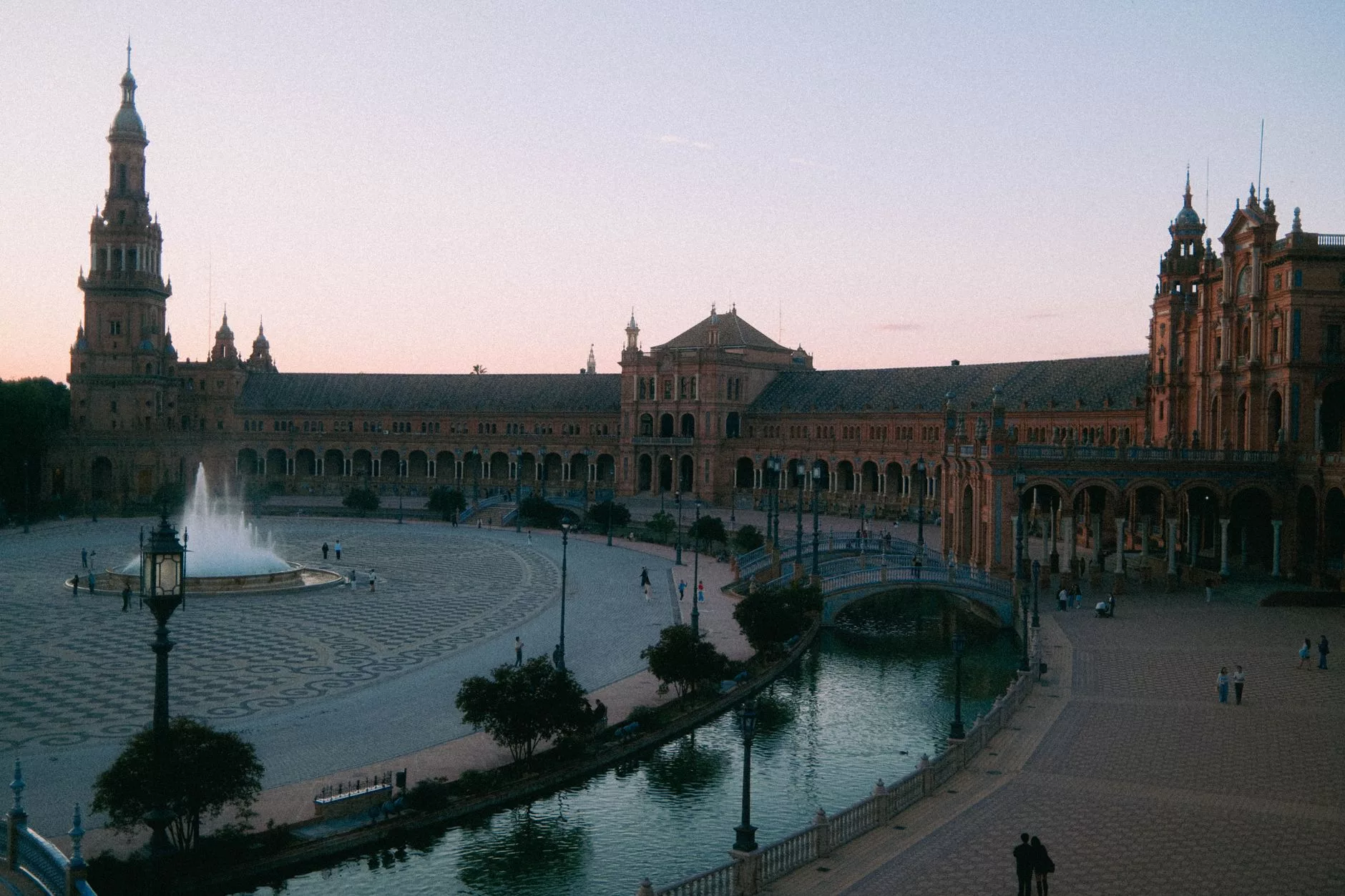 Sevilla Plaza de España'nın altın saatlerdeki yansıması