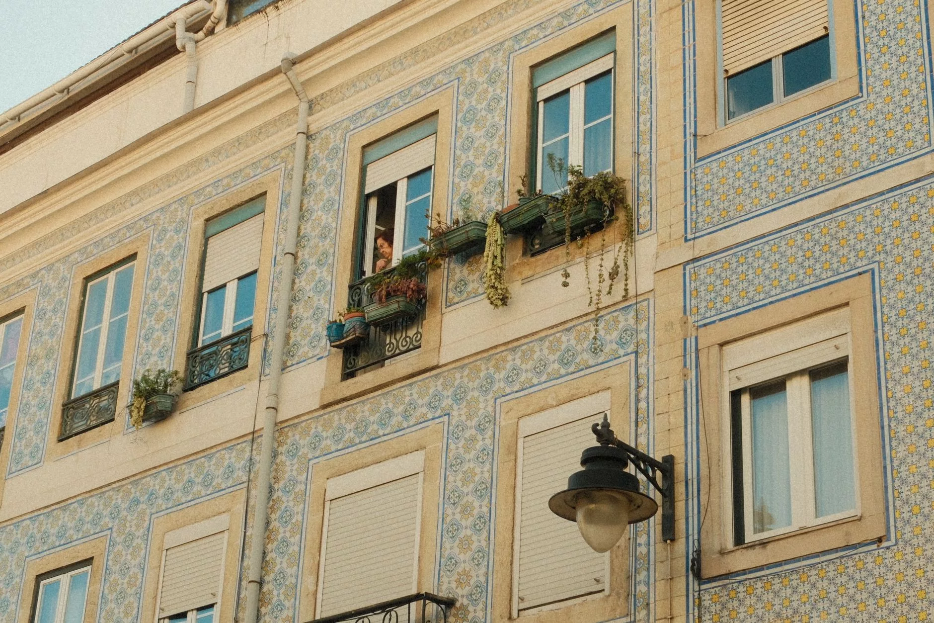 Lizbon + Alfama bölgesindeki mavi beyaz azulejo kaplı eski ev cephesi