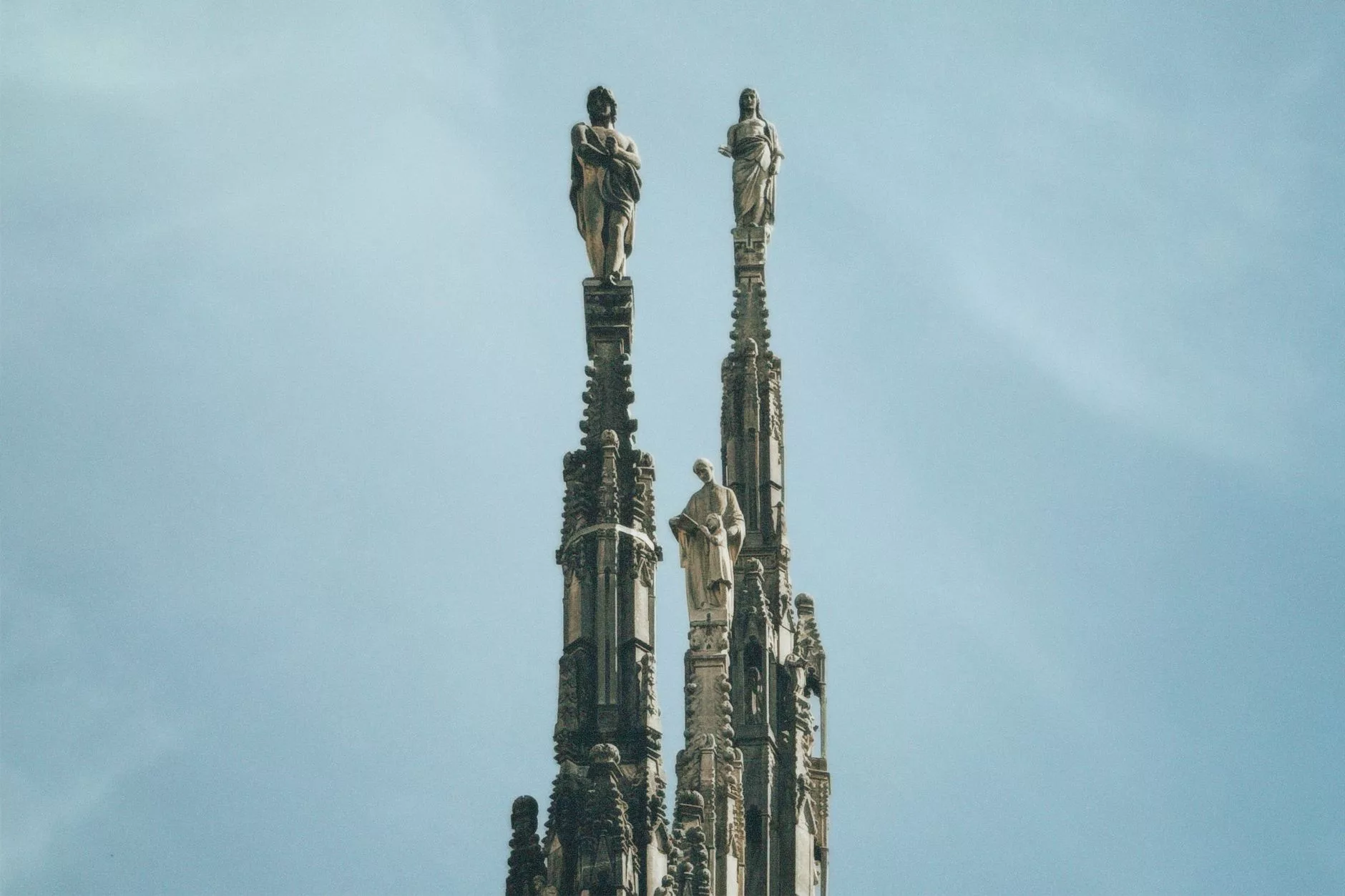 Milano Duomo Meydanı'nda güvercinlerin uçuştuğu güneşli bir öğleden sonra