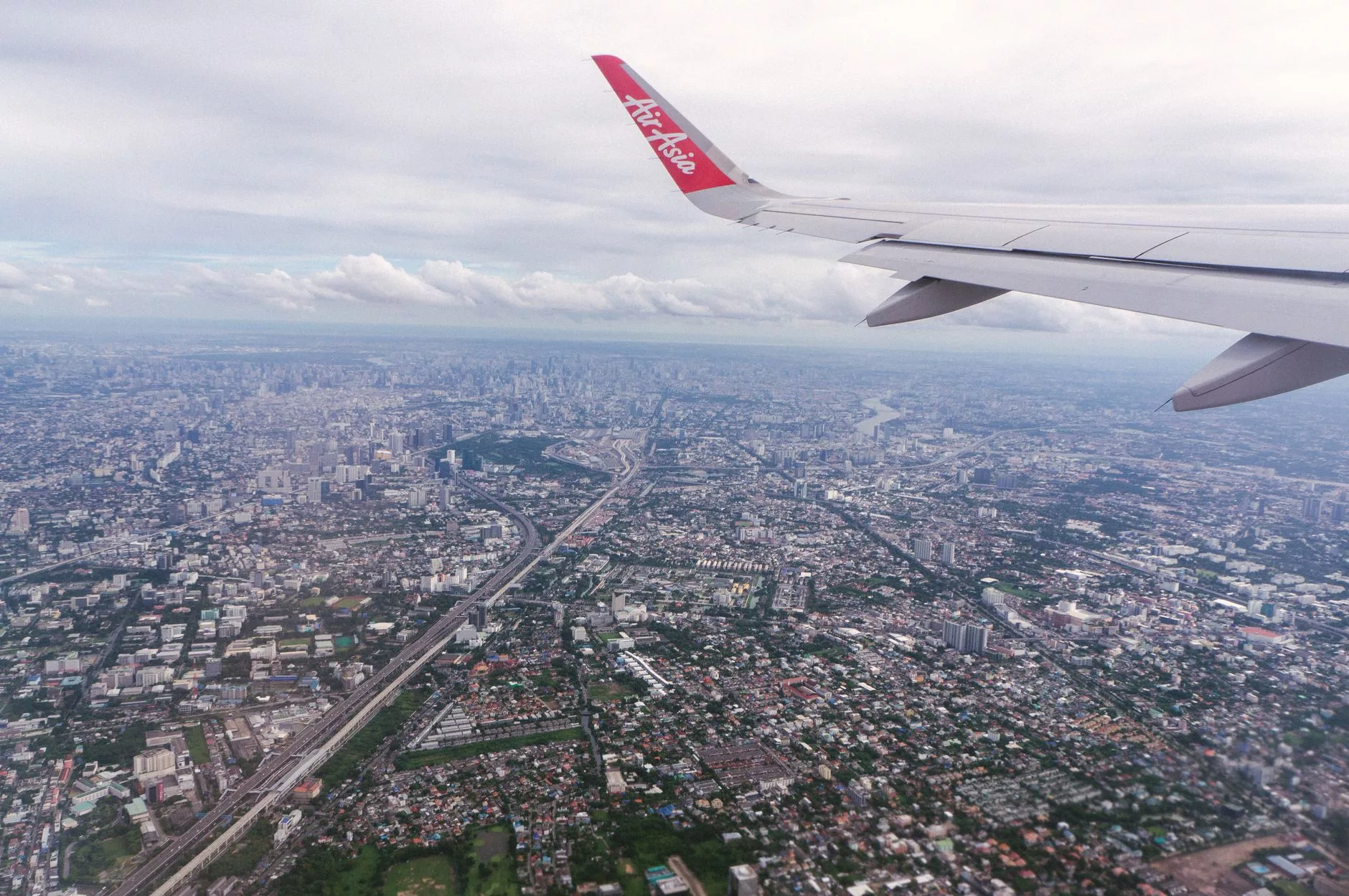 Bangkok tapınakları üzerinde süzülen dron çekimi ve Chao Phraya Nehri