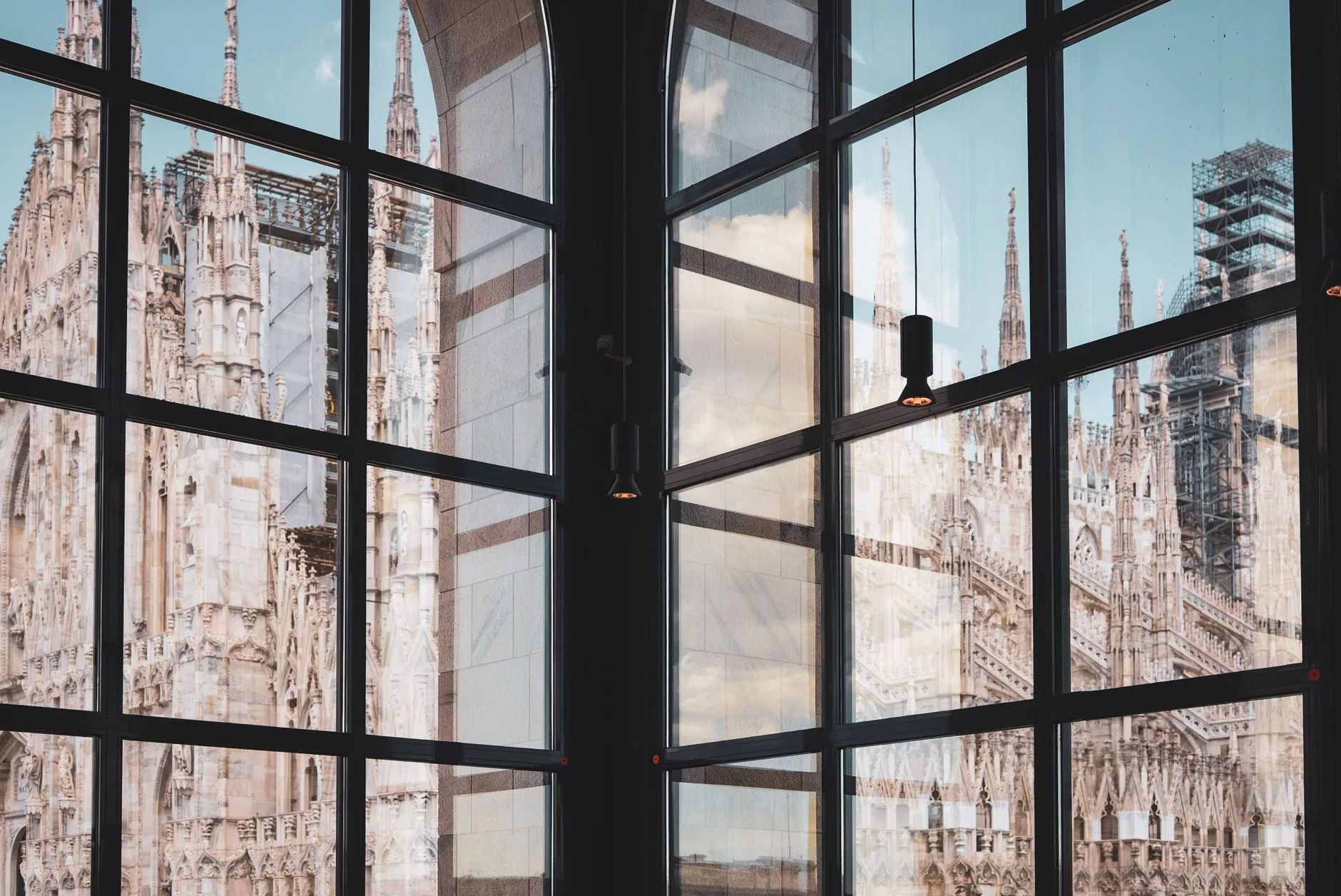 İstanbul'dan kalkan bir uçağın penceresinden görünen Milano silüeti ve Duomo Katedrali'nin kuleleri
