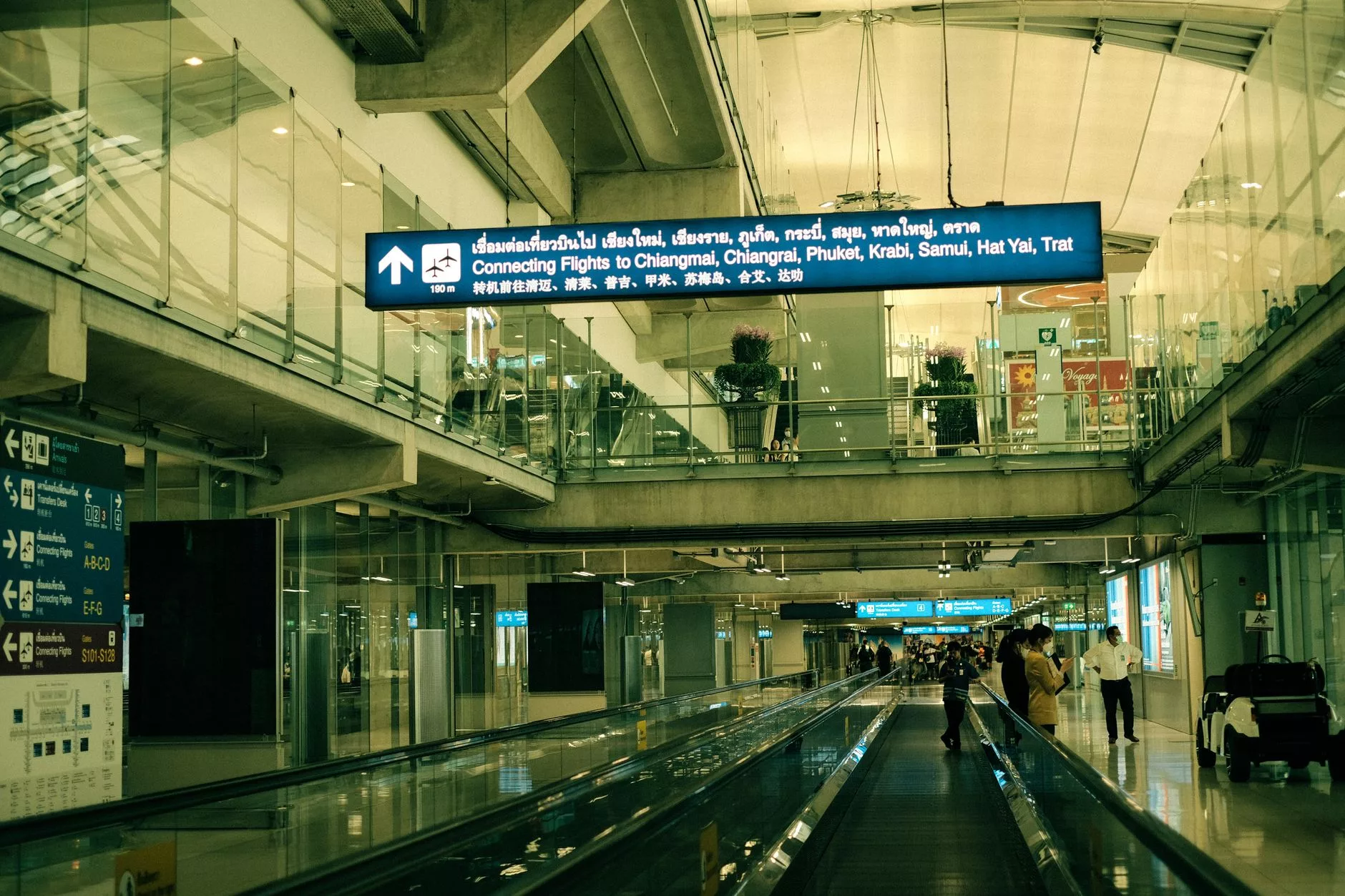 Suvarnabhumi Havalimanı dış hatlar çıkışında bekleyen rengarenk Bangkok taksileri