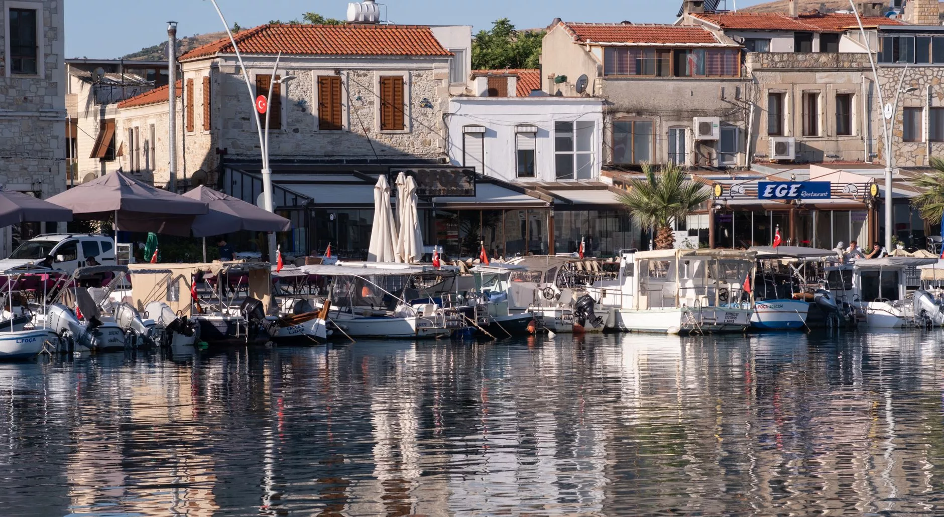 Ege mutfağına ait zeytinyağlı mezelerin sergilendiği bir restoran masası