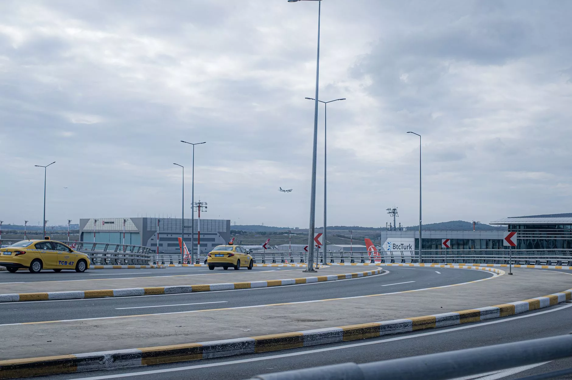 Saraybosna Uluslararası Havalimanı dış hatlar çıkışı ve taksi durağı alanı