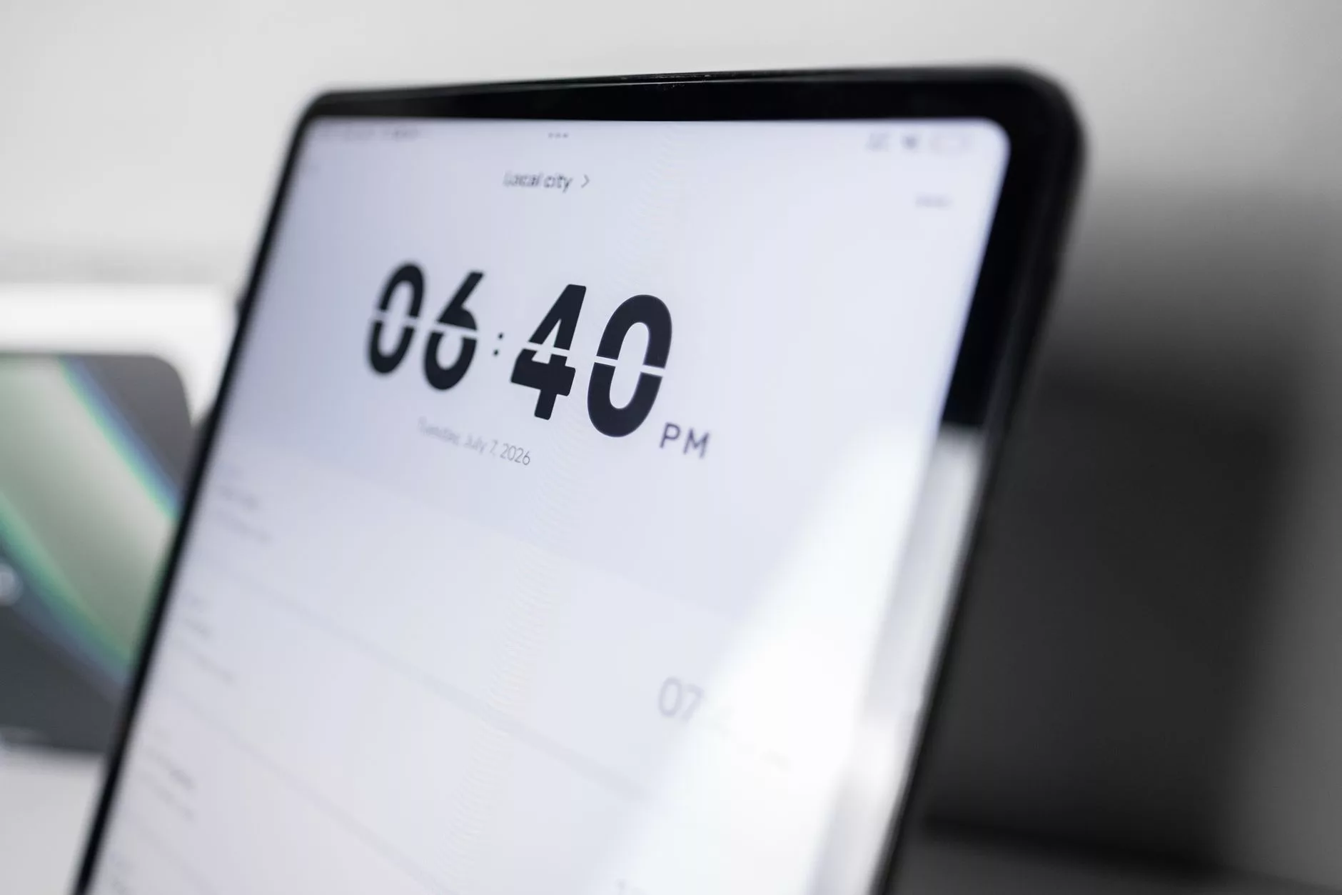 Laptopuyla kumsalda değil, hızlı interneti olan modern bir çalışma masasında oturan gezgin