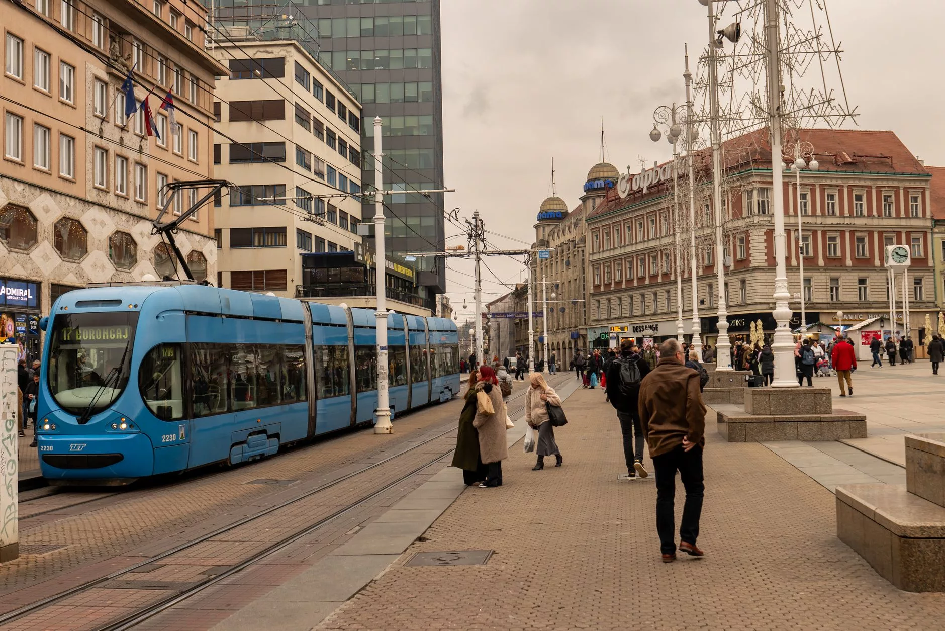 Zagreb merkezindeki Ban Jelacic Meydanı’nda hareketli bir tramvay ve tarihi binaların genel görünümü