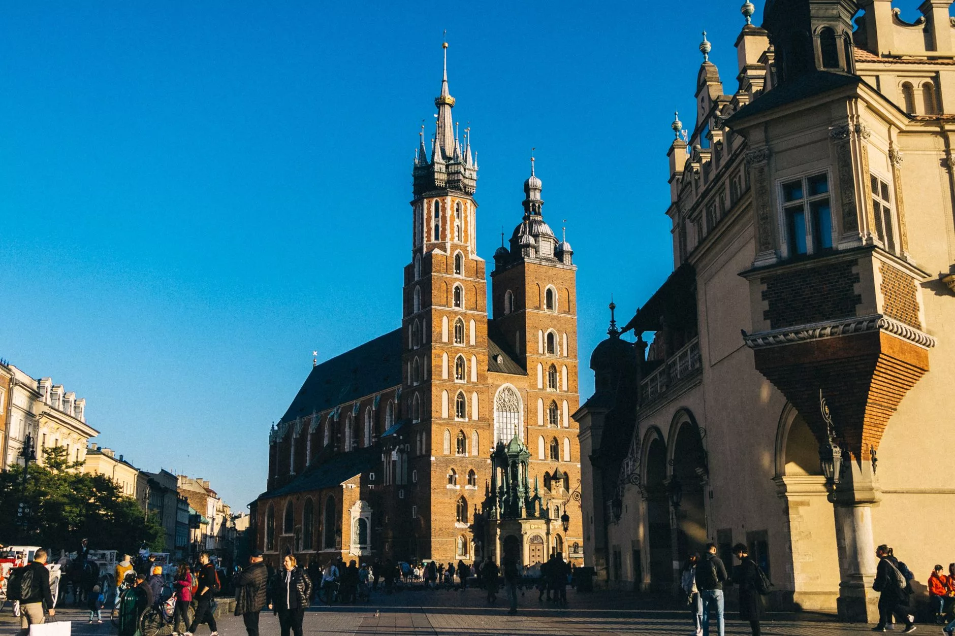 Krakow Ana Meydanı Rynek Glowny'de bir grup gezgin