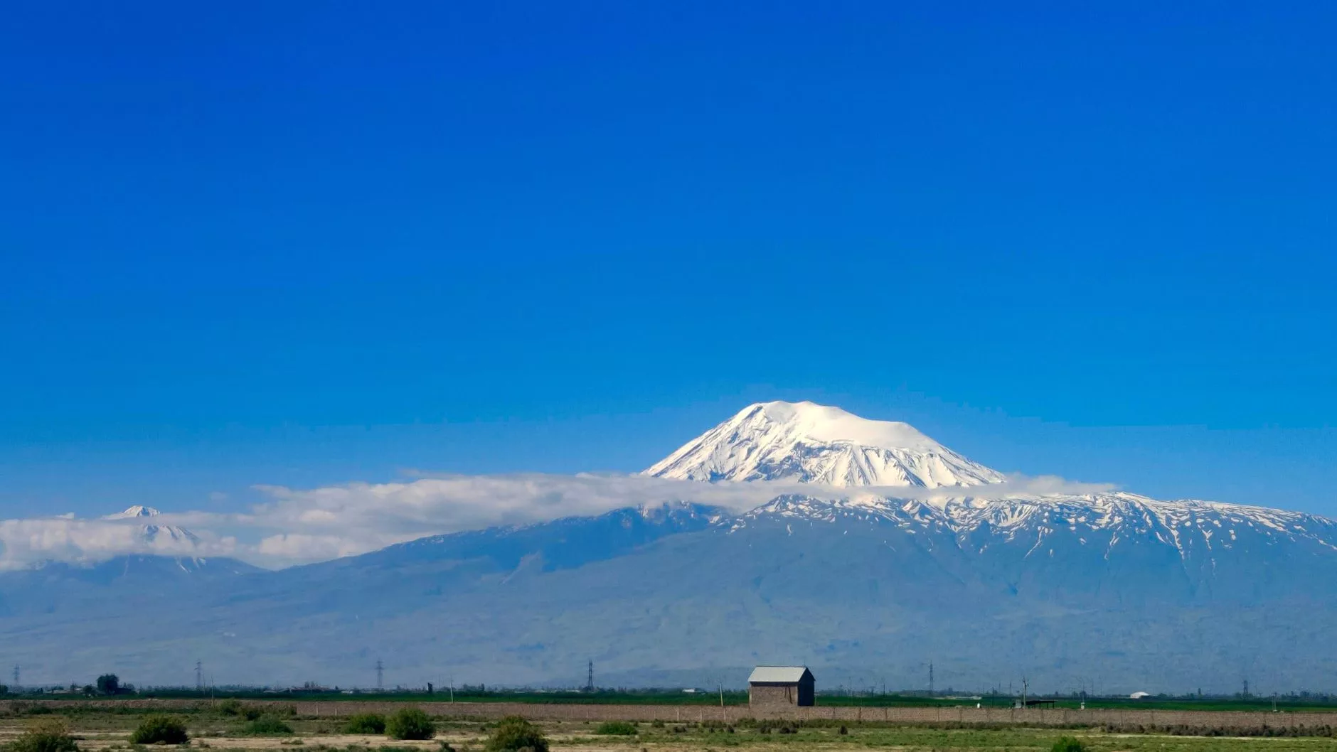 Erivan Ararat Konyak Fabrikası ana girişi ve dev variller