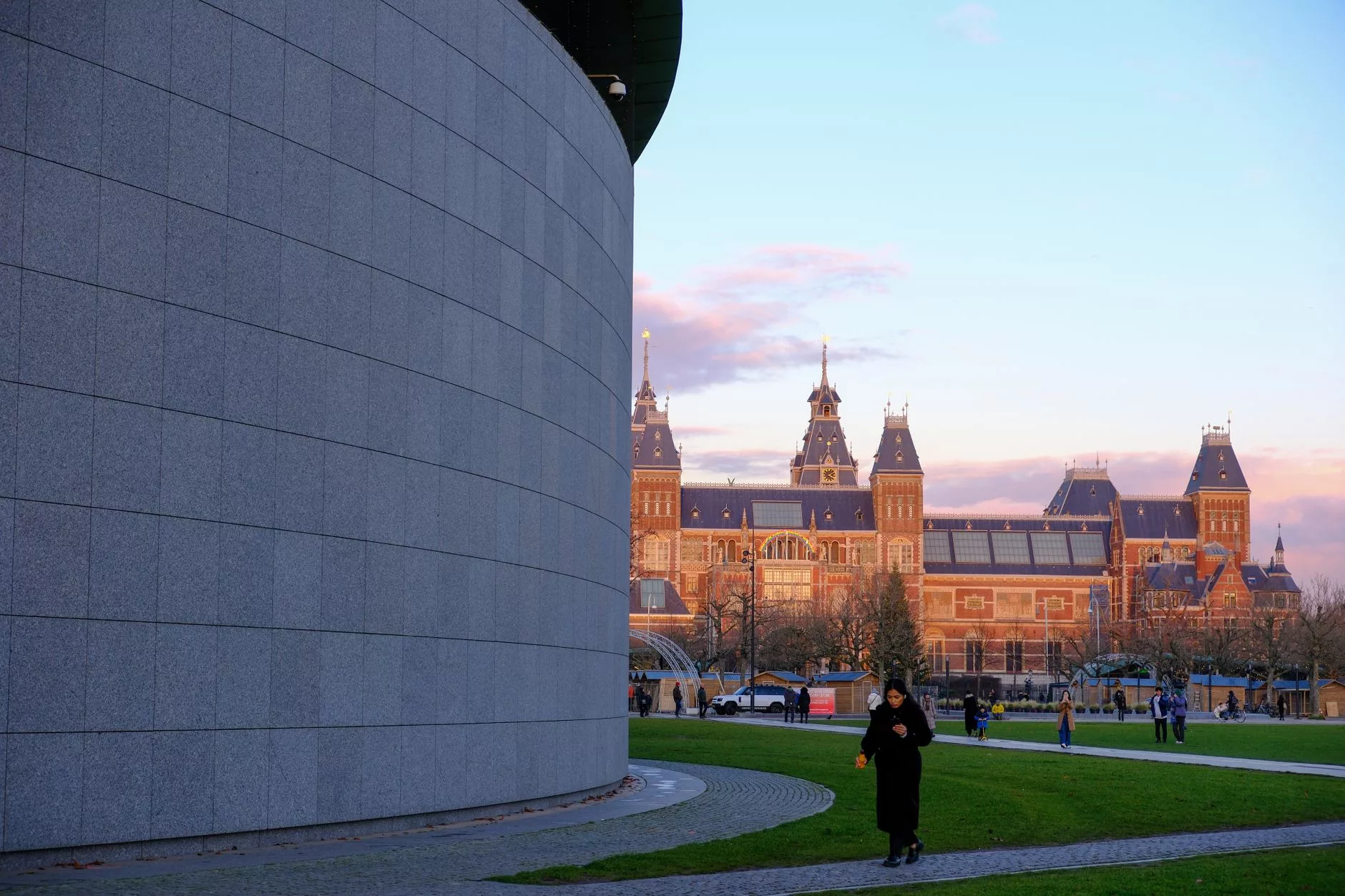 Amsterdam müze meydanı ve bisikletli yayalar
