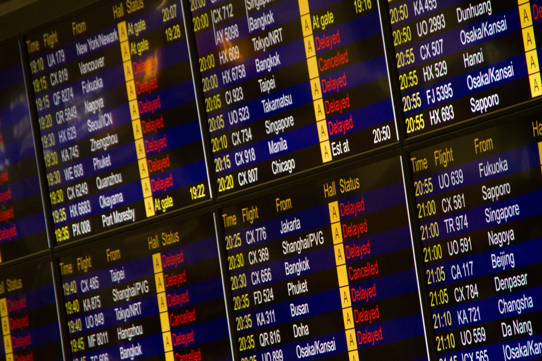 airport departure board schedule