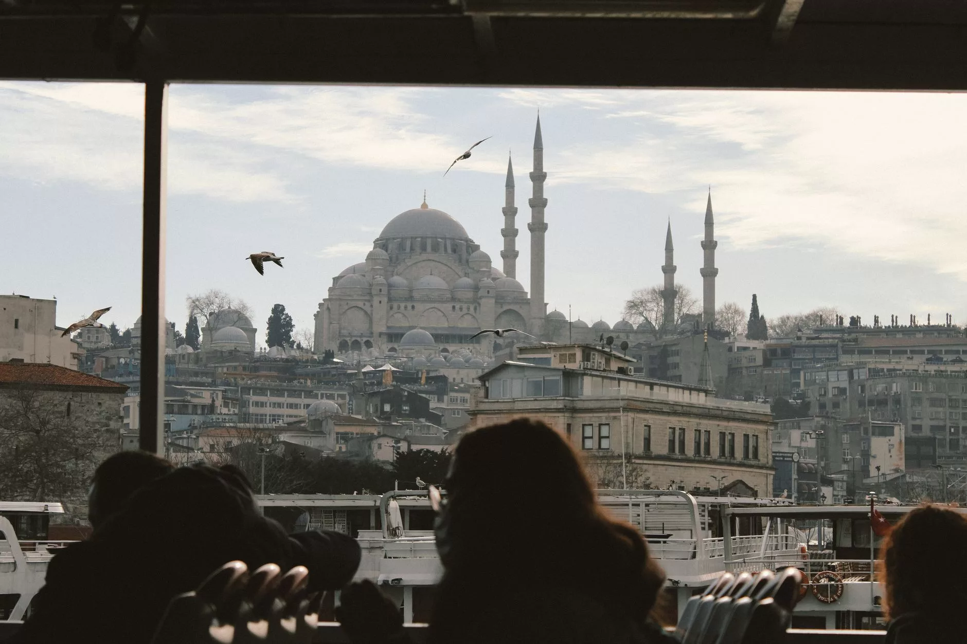 Bavulunu hızla hazırlayan bir gezginin pencere önü manzarası