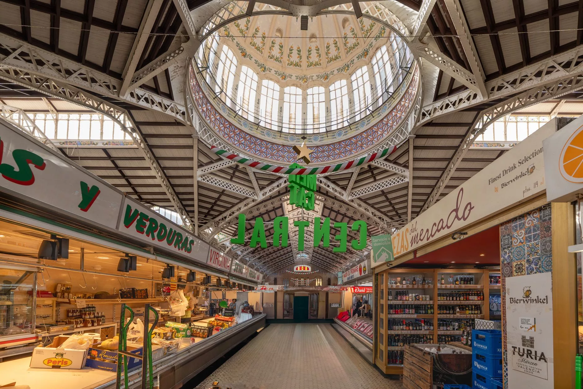 Valensiya Merkez Pazari (Mercado Central) sabah isiginda