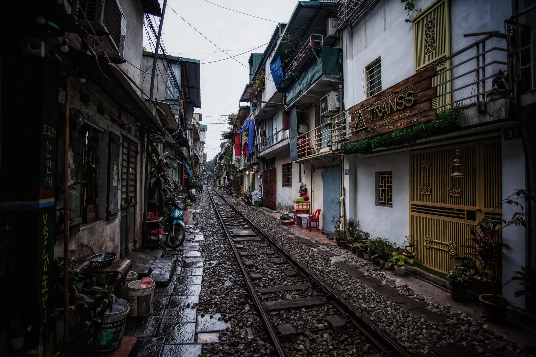 Train Street bölgesinde tren rayları boyunca kafeler