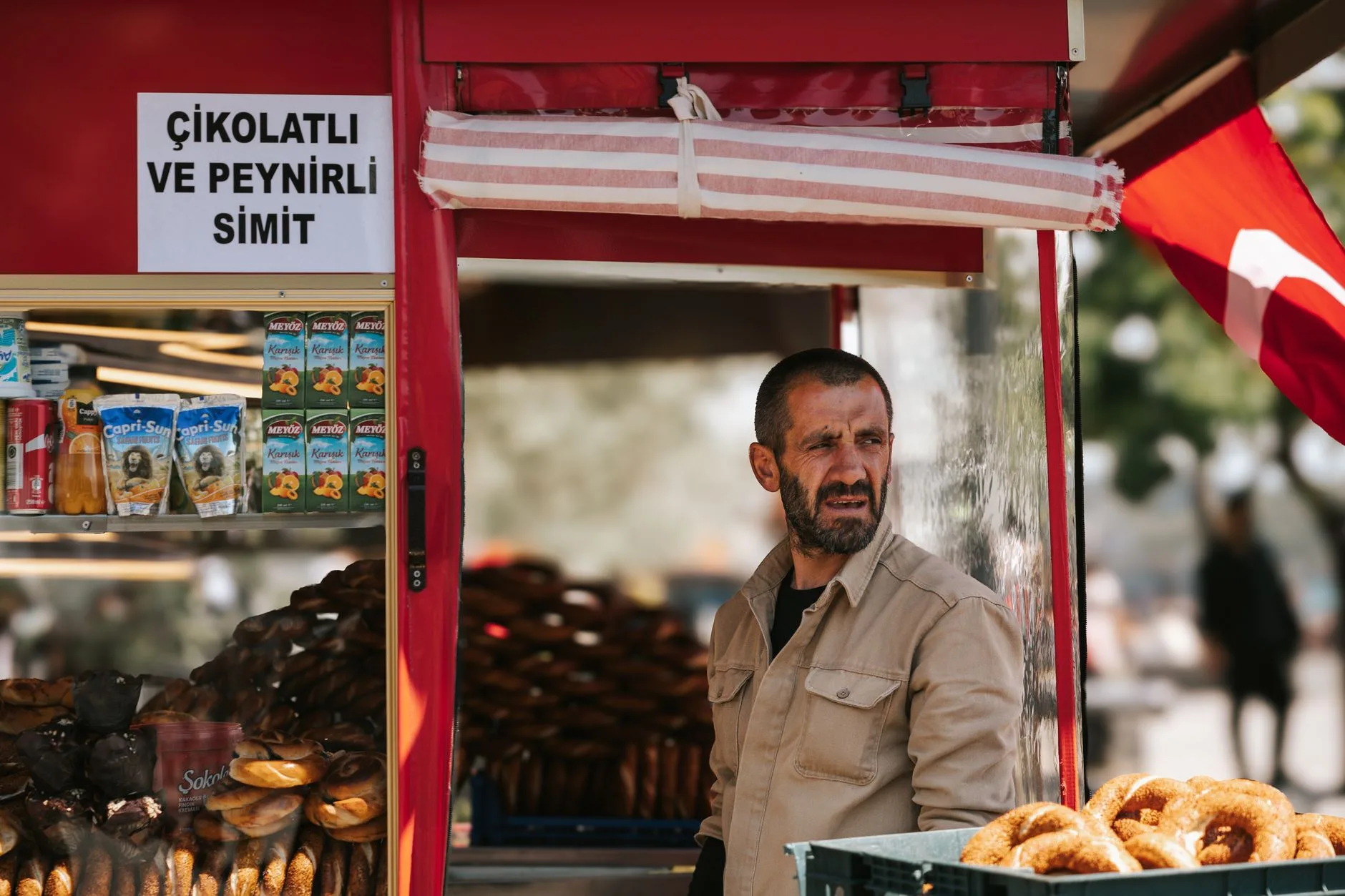 Tiran’da Rruga Murat Toptani’deki “Street Bites” te satılan “simit” ve çay