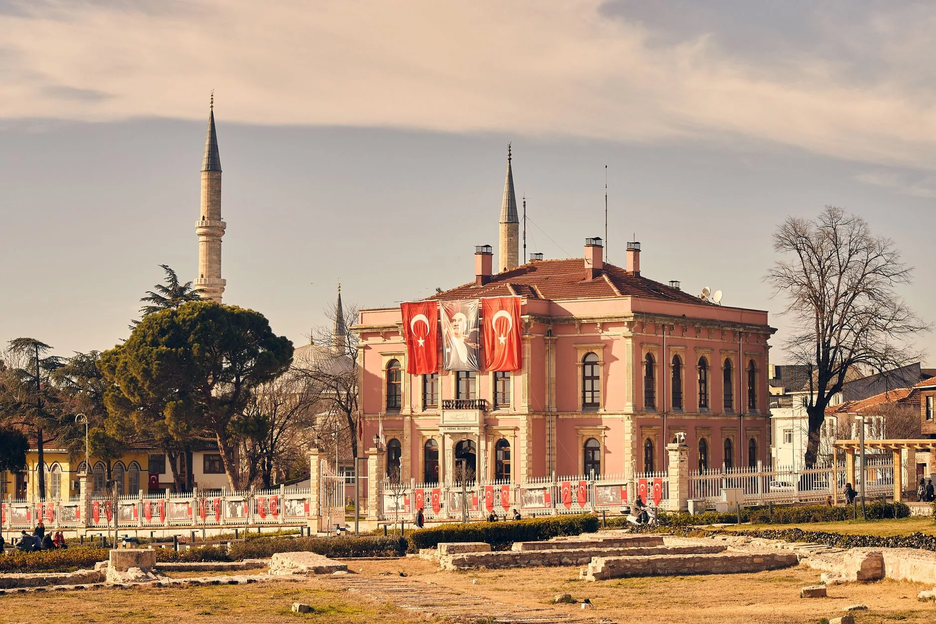 Bükreş Parlamento Sarayı dış cephe ve devasa meydan görünümü