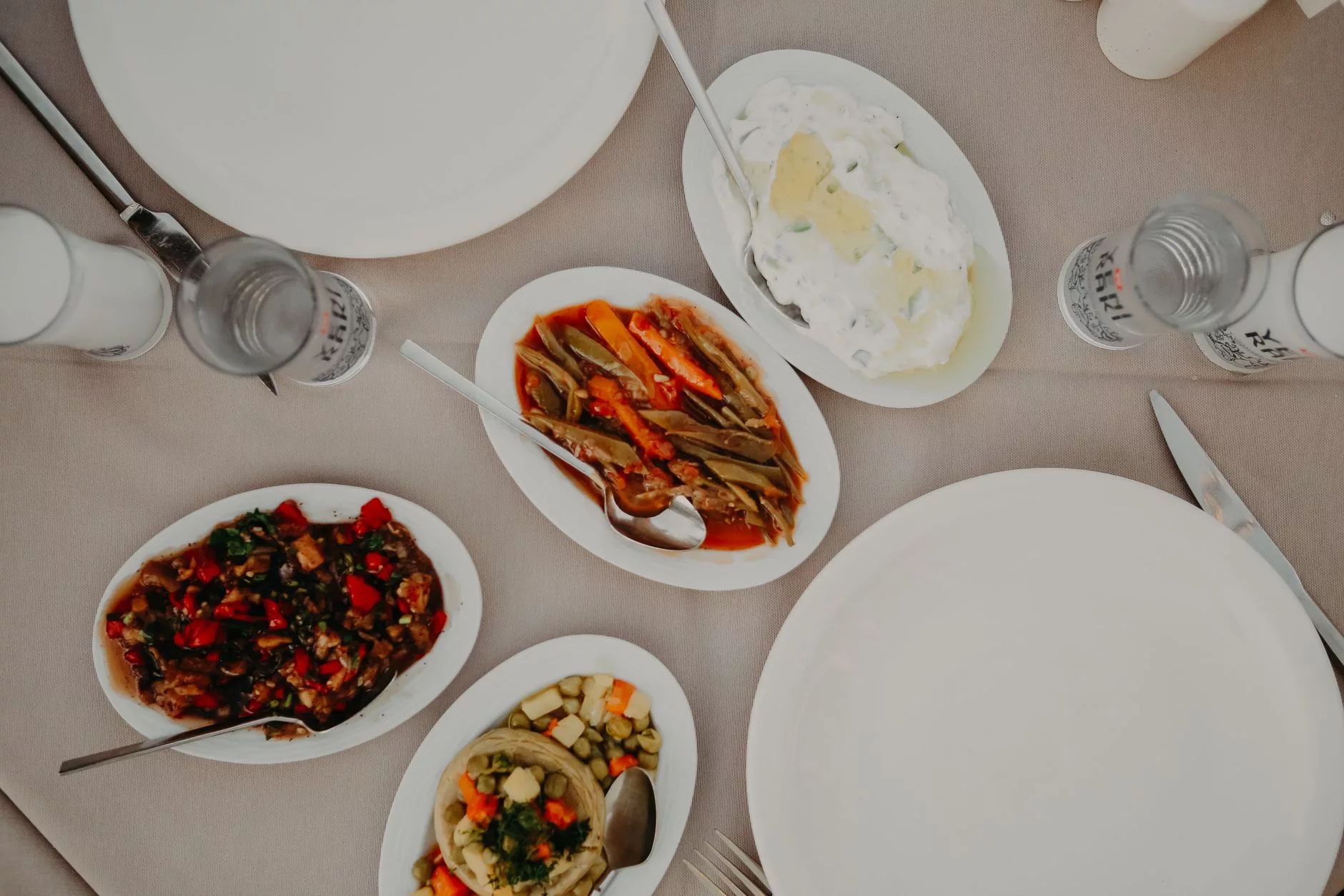 Girit + Geleneksel yemek masası