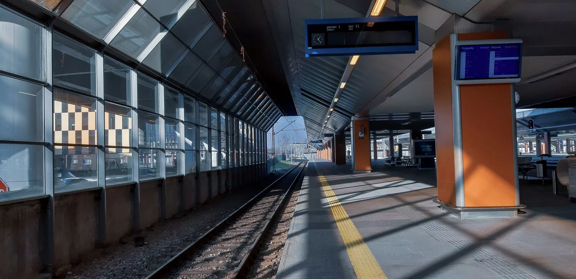 Krakow yakınındaki Katowice tren istasyonunda bekleyen modern bir Polonya treni