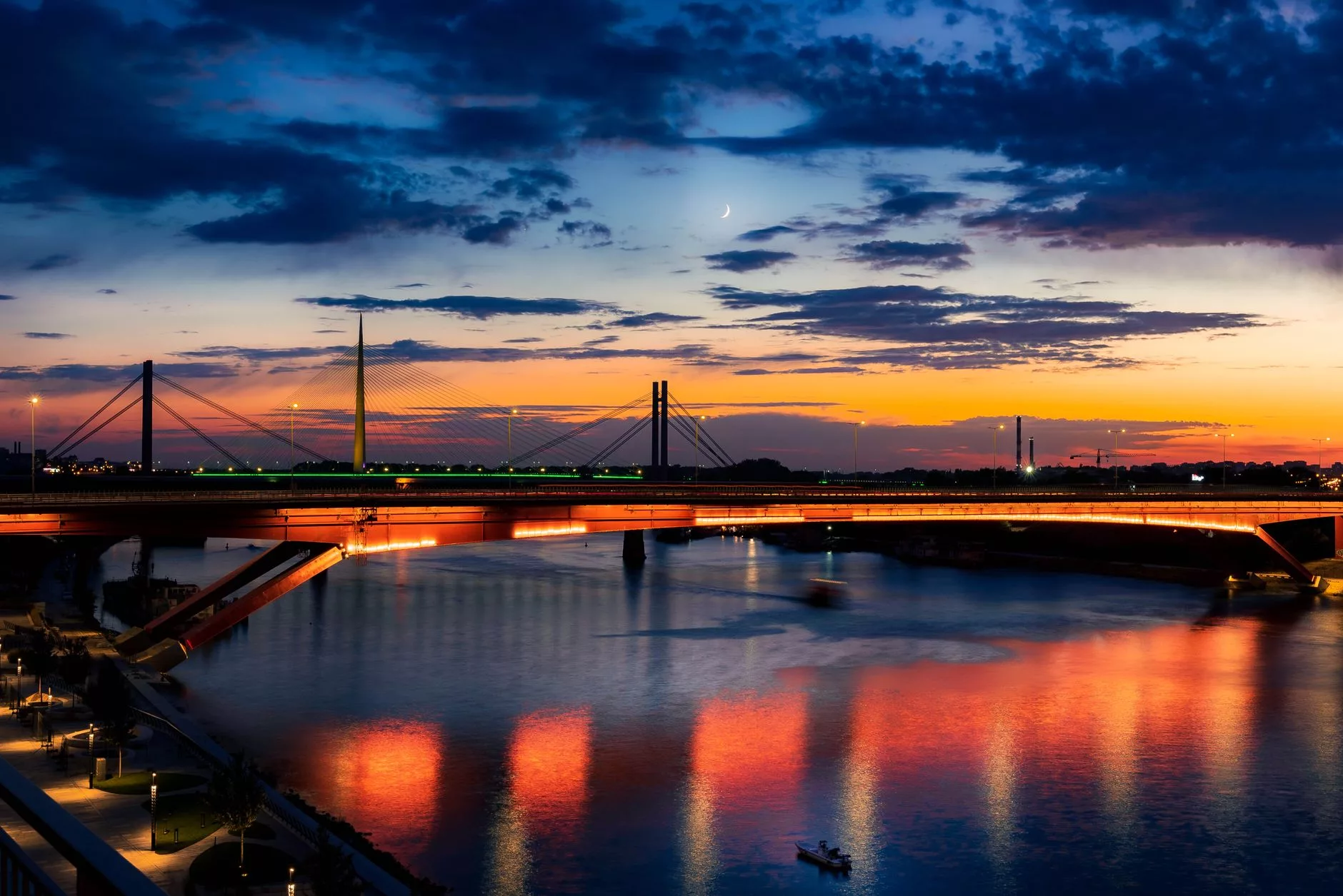 Belgrad Tuna ve Sava nehirlerinin birleştiği noktada gün batımı manzarası