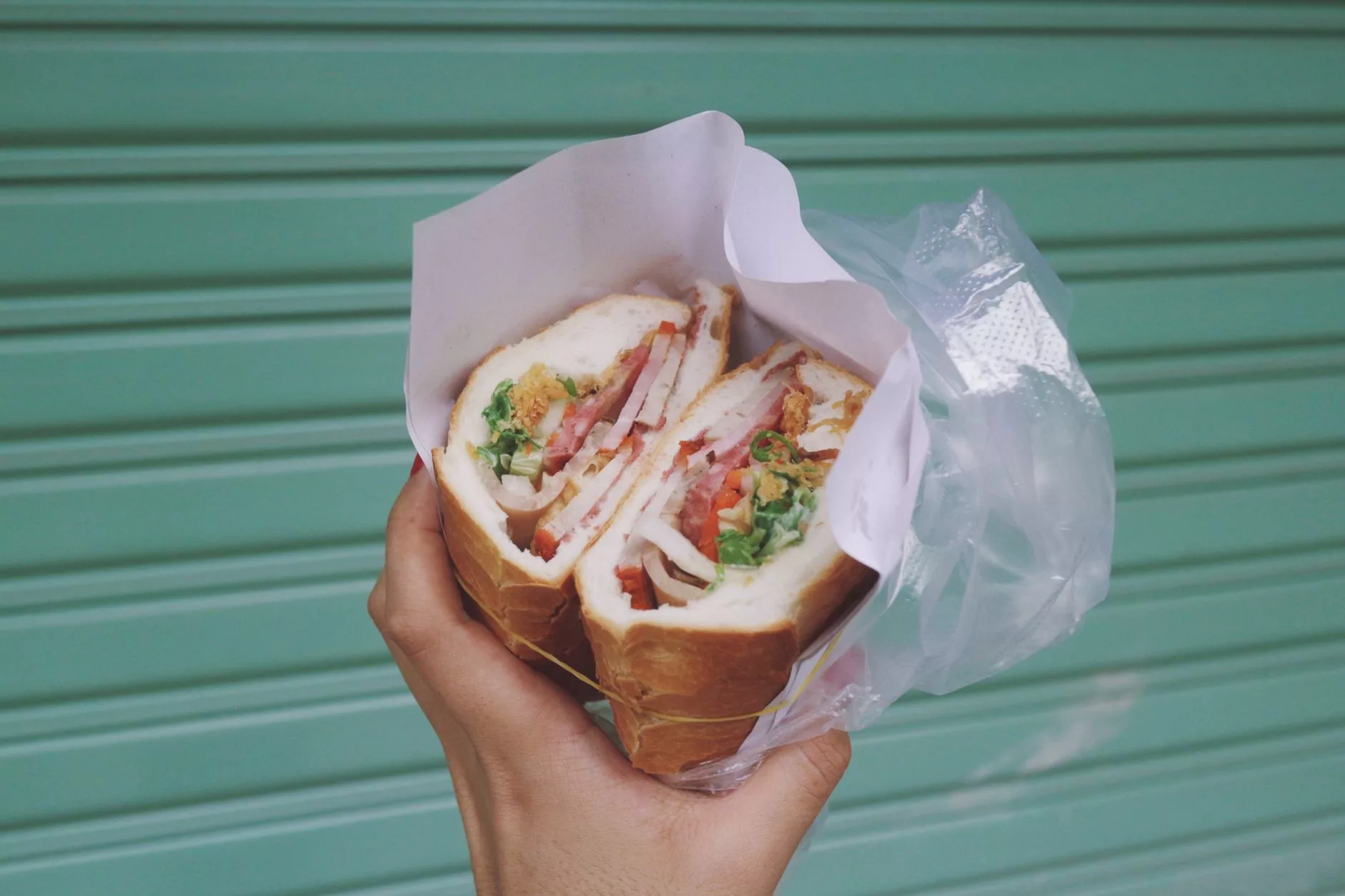 Ho Chi Minh Banh Mi Huynh Hoa dükkanı önündeki kalabalık